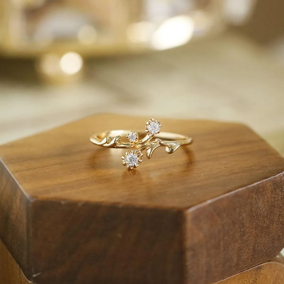 Anillo solitario dorado Au 375/585/750 con moissanita