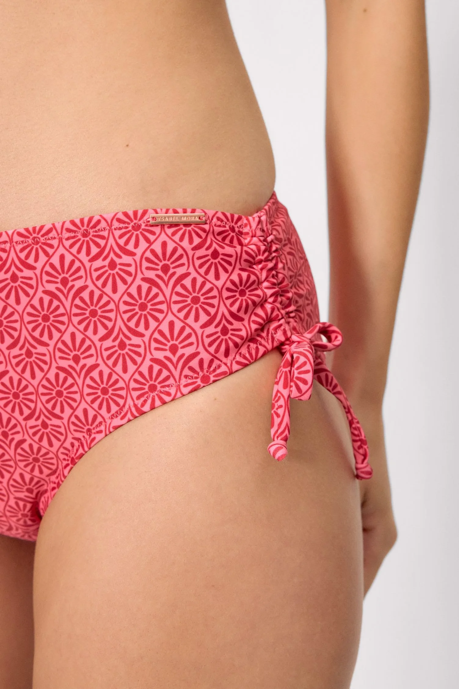 YSABEL MORA. Braga Bikini Moldeadora Midi. Control Ligero en Abdomen Inferior. Laterales Ajustables con Lazada para Ajuste Personalizado. Modelo.Colección Cherry.