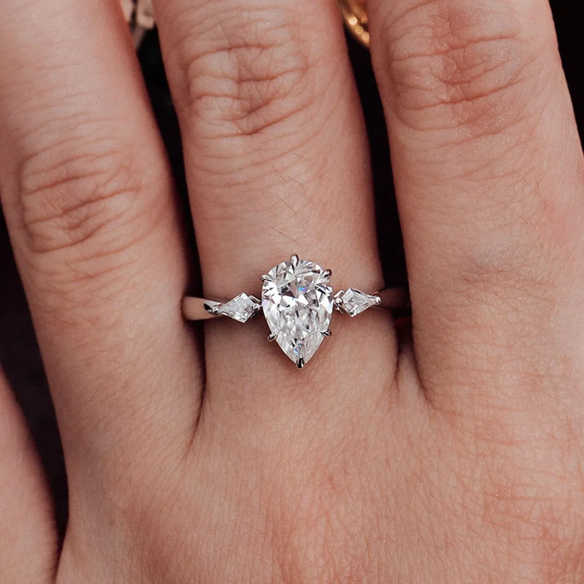Anillo de oro para mujer de 18 quilates, anillos de boda grabados en forma de gota, anillos de compromiso, anillos de compromiso de oro blanco 750 con moissanite de 1,5 ct D Color VVS1 para