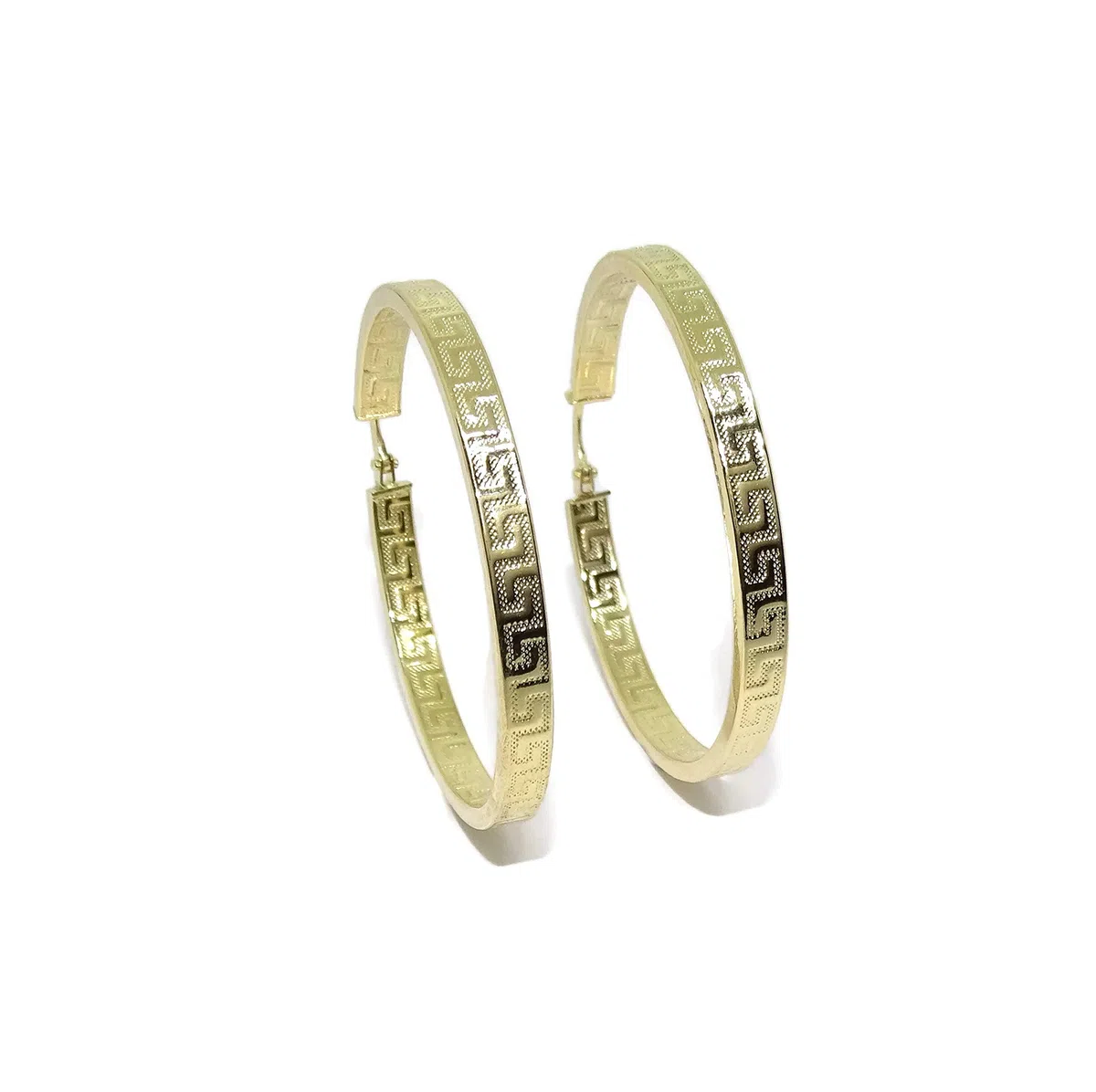 Pendientes de aro de oro amarillo de 18k con greca, tubo cuadrado de 4mm y 4.40cm de diámetro exterior. Cierre fácil click. Peso; 3.90 gr de oro de 1ª Ley