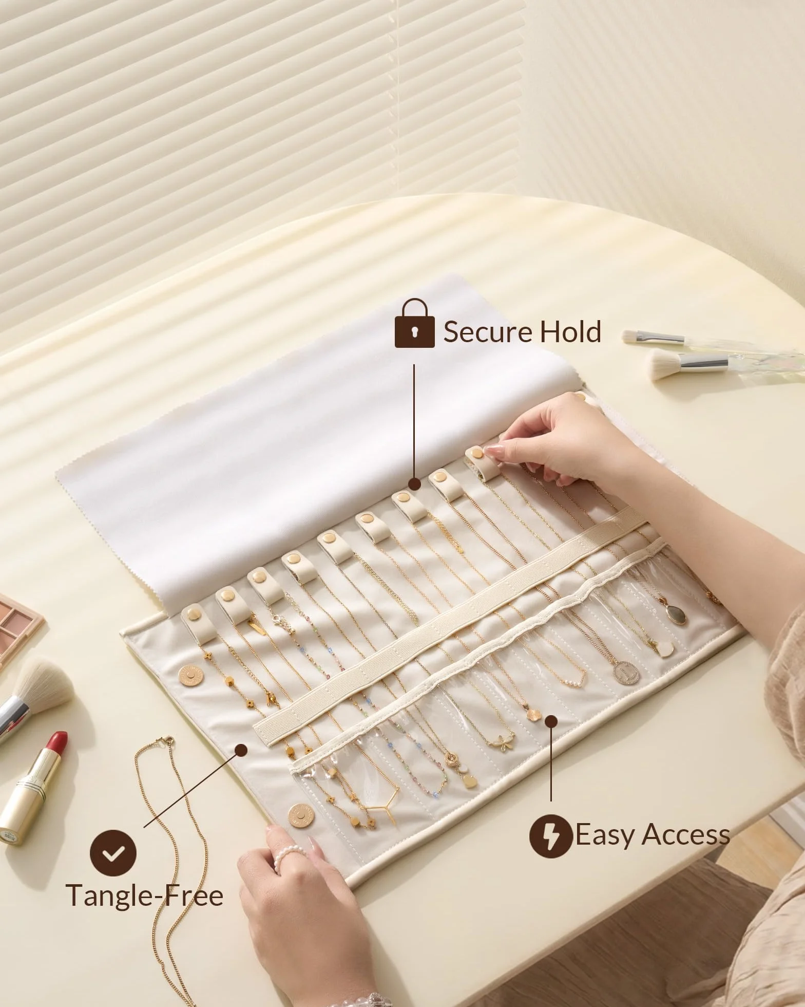 Lolalet Organizador de Collares de Viaje Antienredos, Bolsa de Joyas de Cuero Plegable y Enrollable para Collares, Cadenas y Pulseras - Blanco Crema, 12 Compartimentos