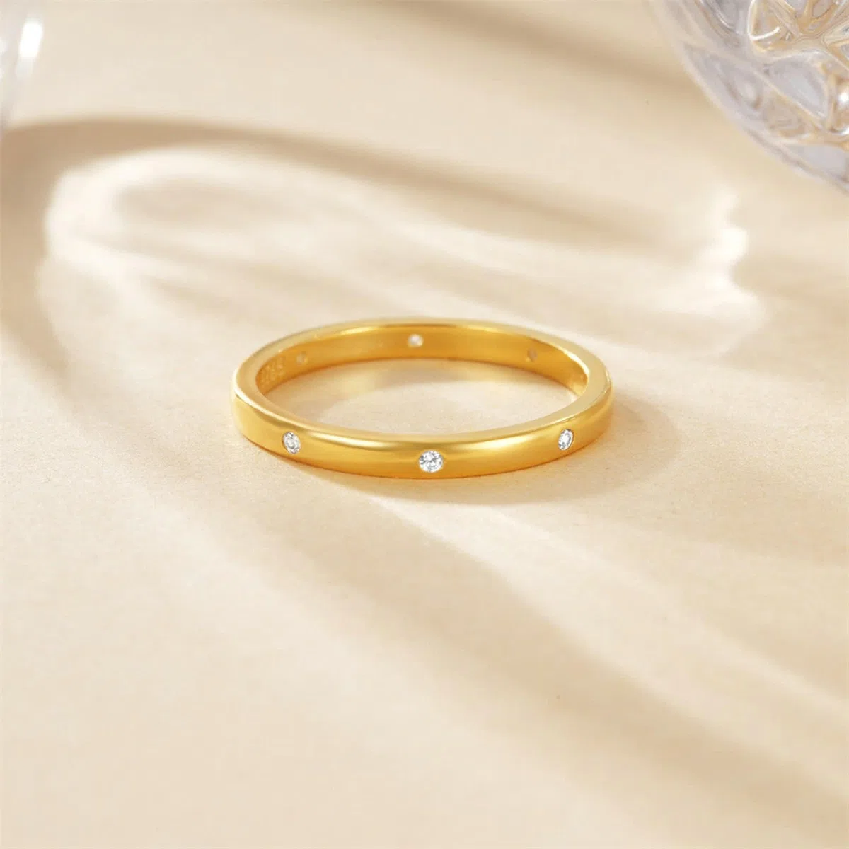 Anillo de compromiso de oro amarillo de 9 K/14 K con moissanite blanco y redondo con moissanite blanco