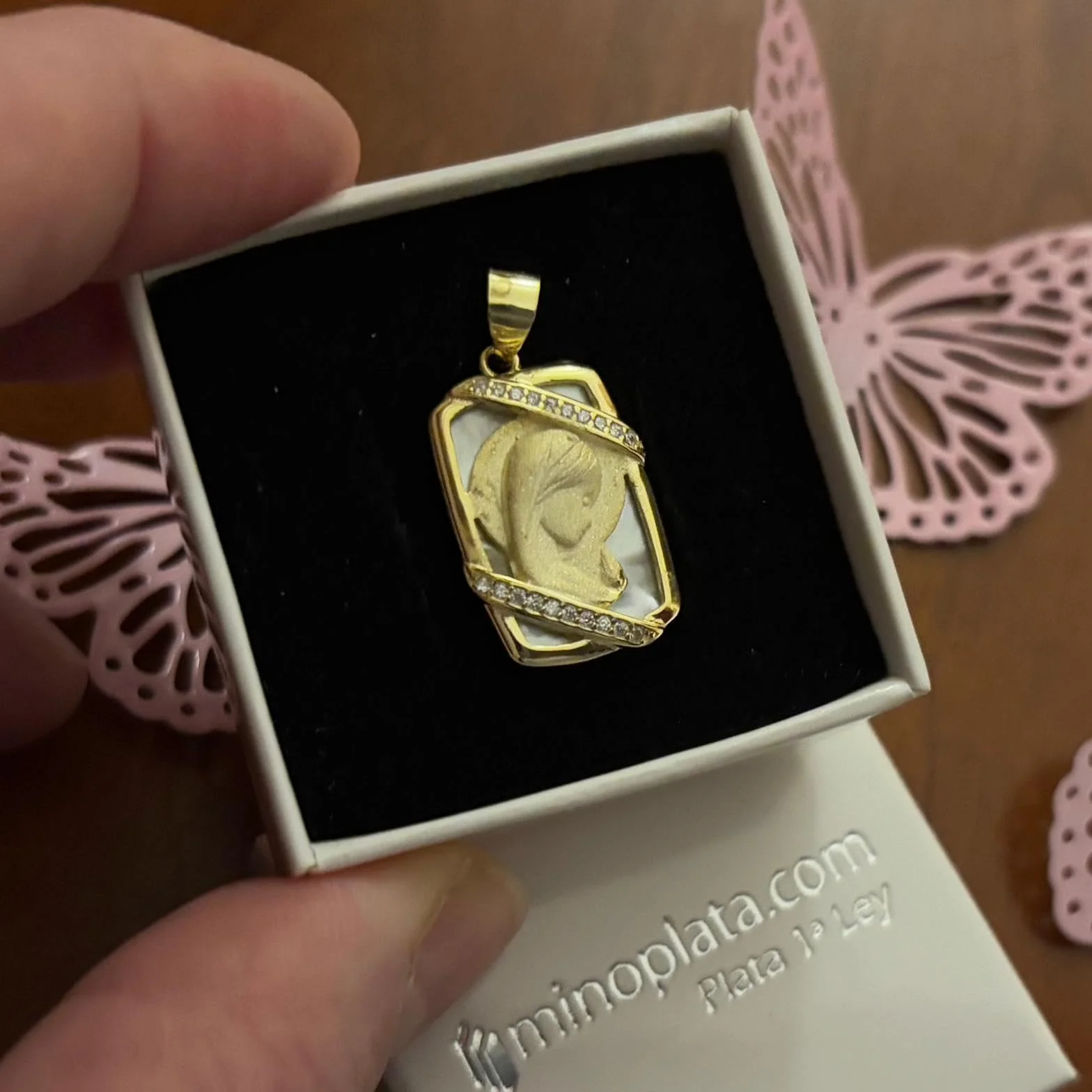 Medalla Virgen Niña de Plata Dorada Matizada con Nácar y Circonitas