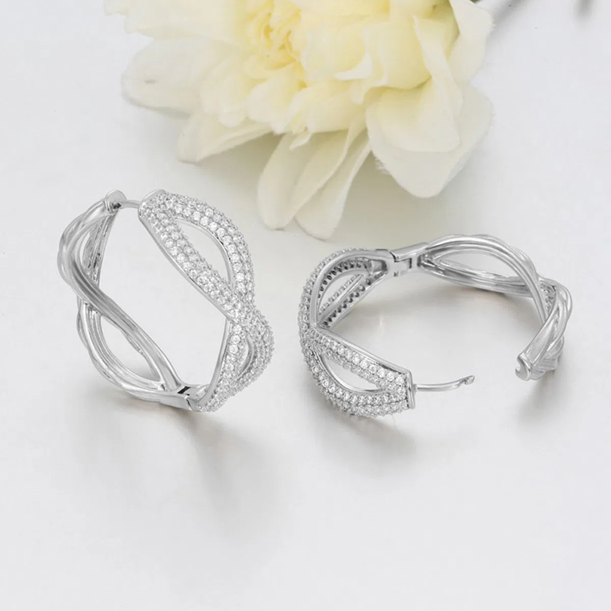 Pendientes de infinito con moissanite para mujer