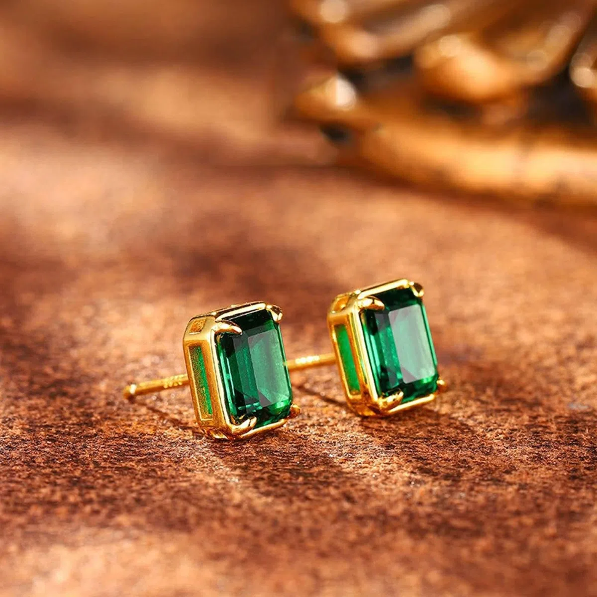 Pendientes de tuerca únicos para mujer, aretes medianos para mujer, solitario con esmeralda creada en laboratorio de 2 quilates, oro amarillo de 18 quilates