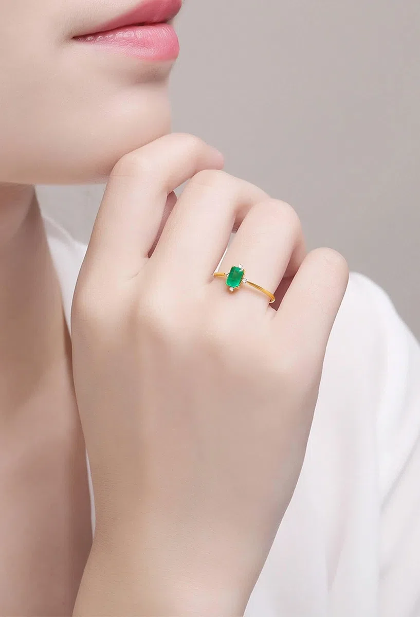 Wycian Anillo Compromiso Esmeralda Anillo Compromiso Verde Oro Amarillo Elegante Anillo Fino con Esmeralda Rectangular de 0,7 CT Y Diamante. Talla 8 Sólido No Chapado Elegante para Tía Boda Joyas