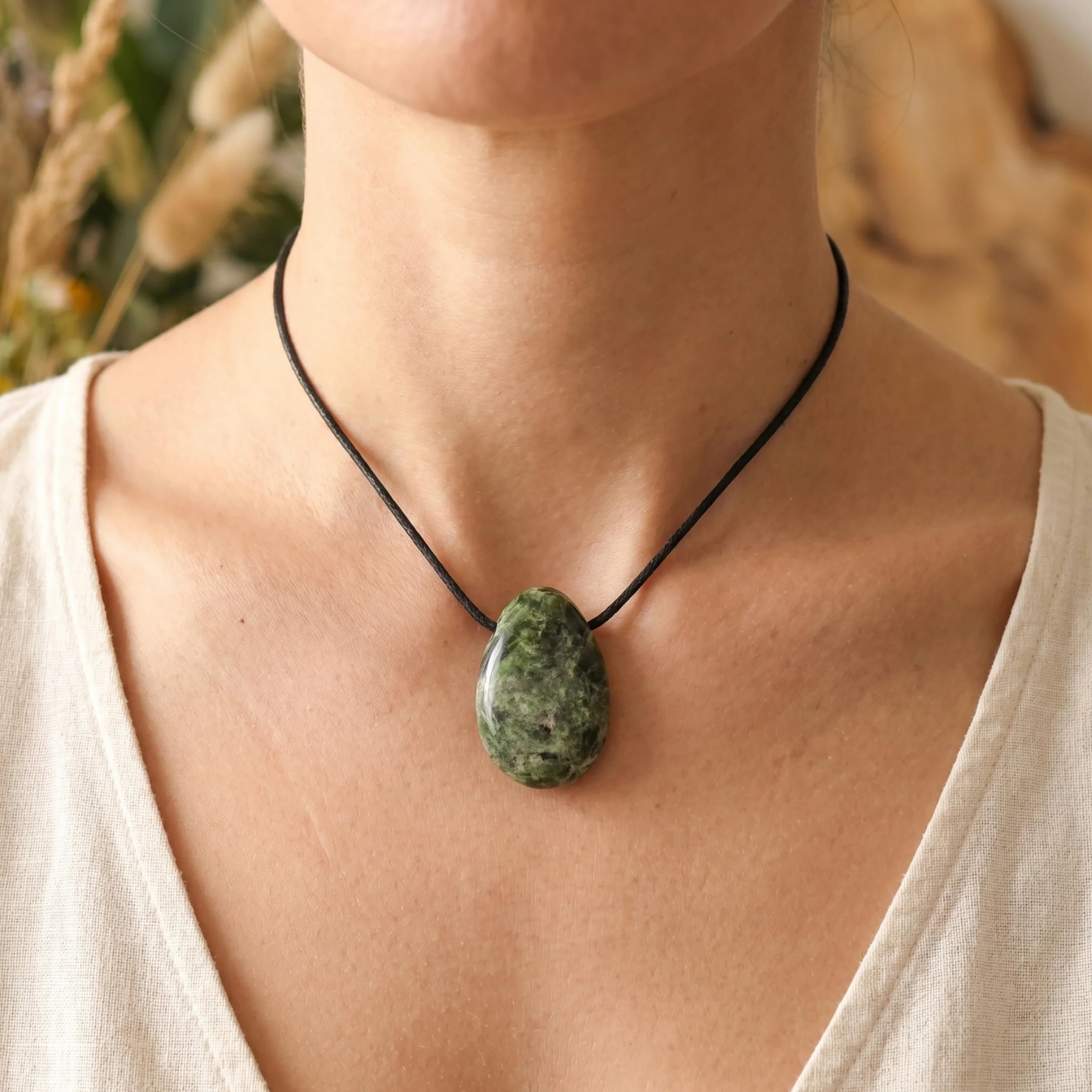 Lebensquelle Plus Colgante en forma de gota de piedra natural con cordón de algodón | Colgante de piedra perforada