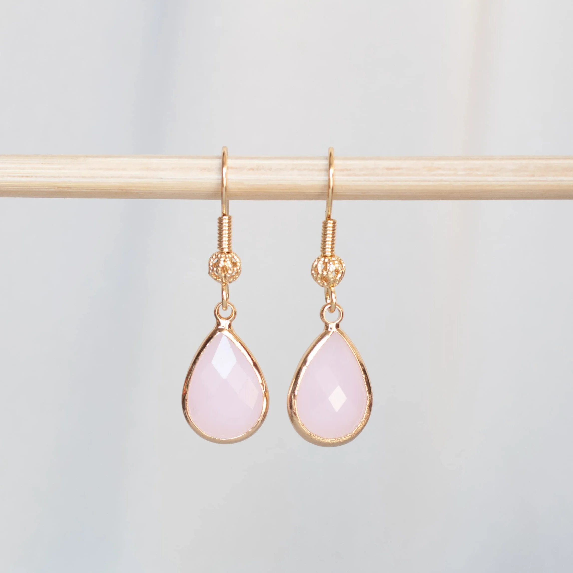 ZARZAMORA Pendientes Mujer Gota de Agua Cristal Transparente Forma de Lágrima Ribetes Dorados Acero Inoxidable Chapado en Oro 14k