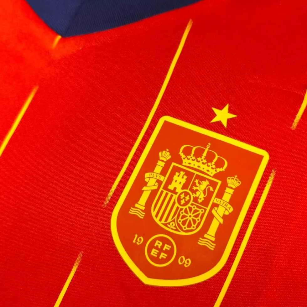 camiseta selección española mundial 2026-2028 replica oficial | Kit niño camiseta y pantalón | Unai Simón 23 | Roja | Equipación fútbol infantil | Cómoda y transpirable