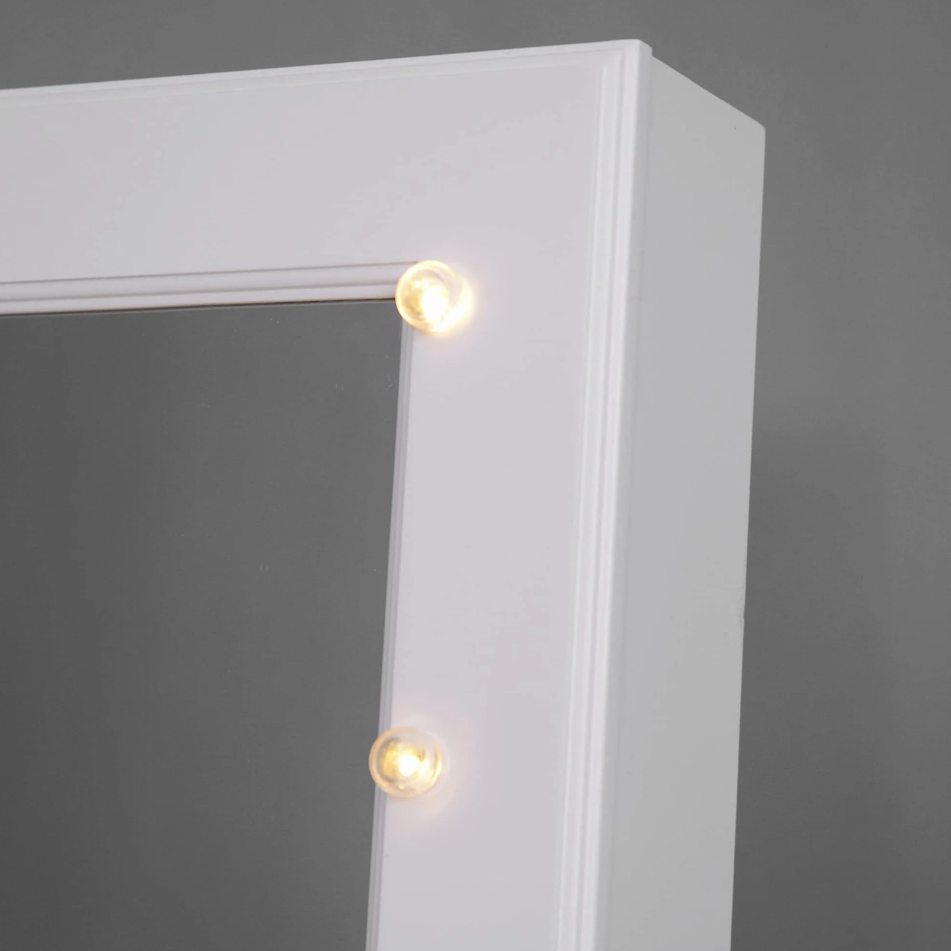 HOMCOM Espejo Joyero con 20 Luces LED Armario Joyero Reclinable con Guardajoyas Anillos Pendientes Collares Cerradura y Llaves 40x37x146 cm Blanco