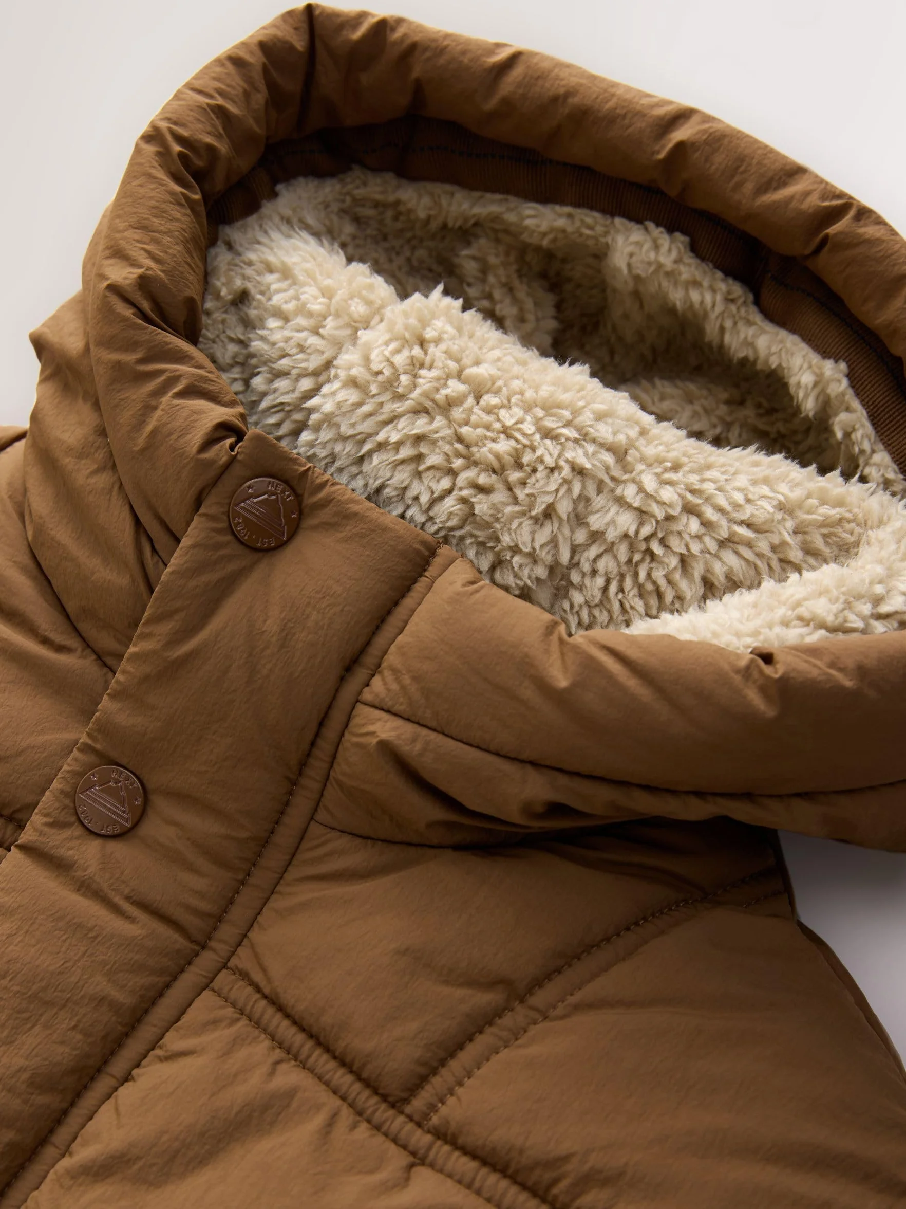 NEXT Niños Abrigo impermeable acolchado con forro de borreguito