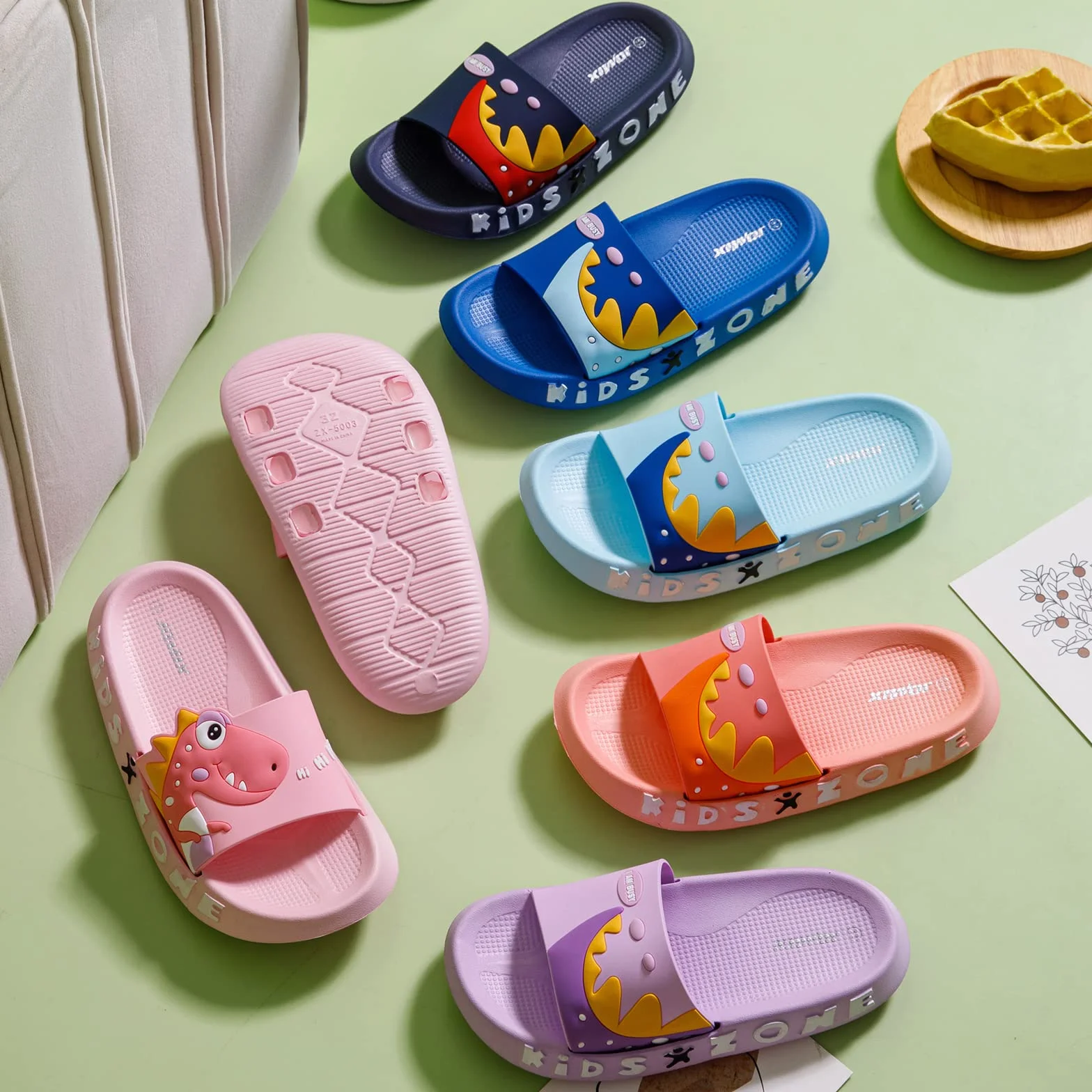 JOMIX Chanclas Niño Piscina Chanclas Niña Unisexo Niños Sandalias Verano Comodas Playa Mar Ducha Baño Suaves Chanclas Dinosaurios Suela Gruesa
