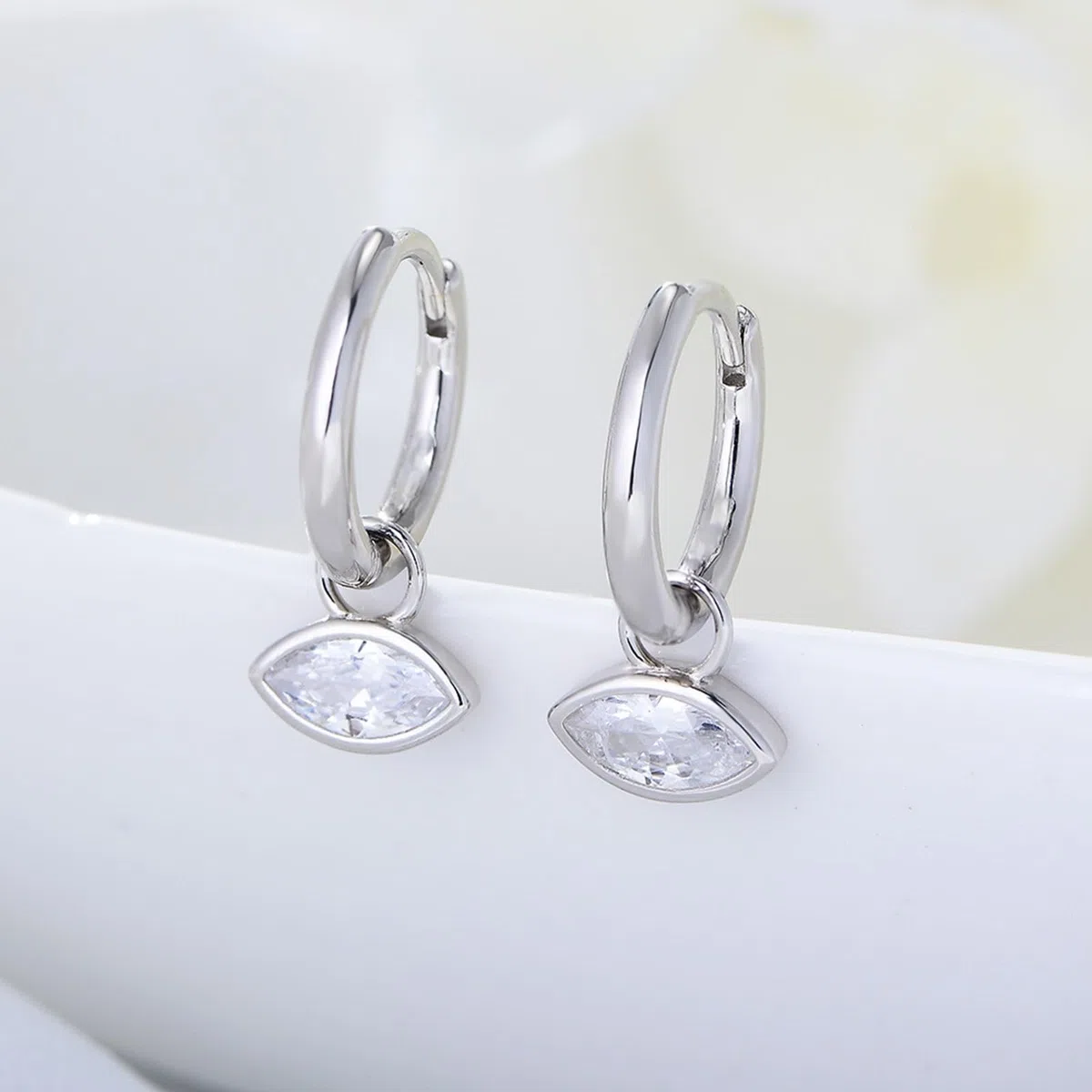 Pendientes colgantes de oro blanco para mujer, aro simple de oro blanco de 14 quilates con moissanita marquesa, aretes de aro para mujer, madre, esposa, hija