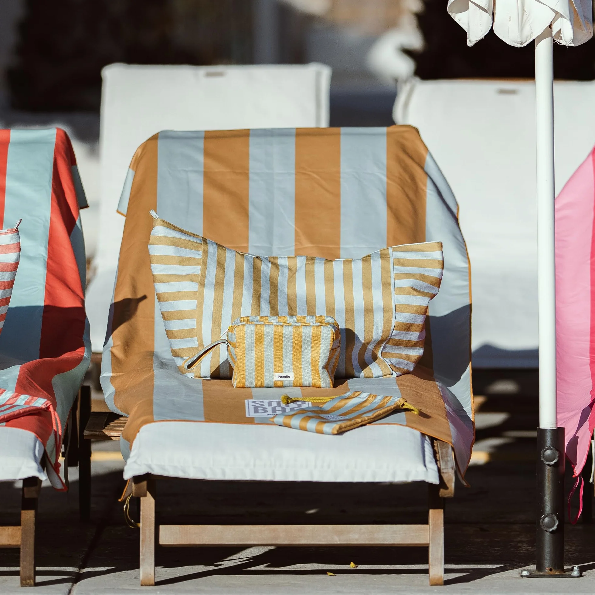 PONETTE - Neceser Menorca – con Cremallera Resistente y asa – Gran Capacidad, Plegable y Ligero – Diseño Actual a Rayas – Bolsa de Aseo Playa, Piscina, Viaje, Gimnasio y Uso Diario – Marca Española