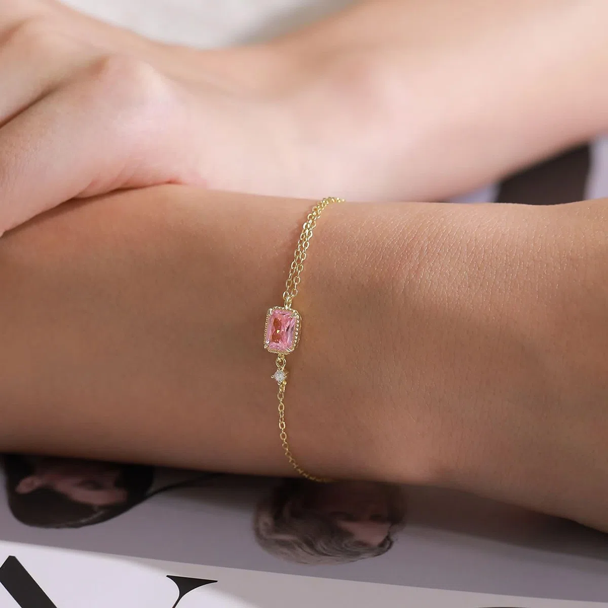 Pulseras rectangulares de San Valentín para mujer con zafiro rosa creado y moissanita, pulseras para mujer, oro amarillo de 9 K, 14 y 18 quilates