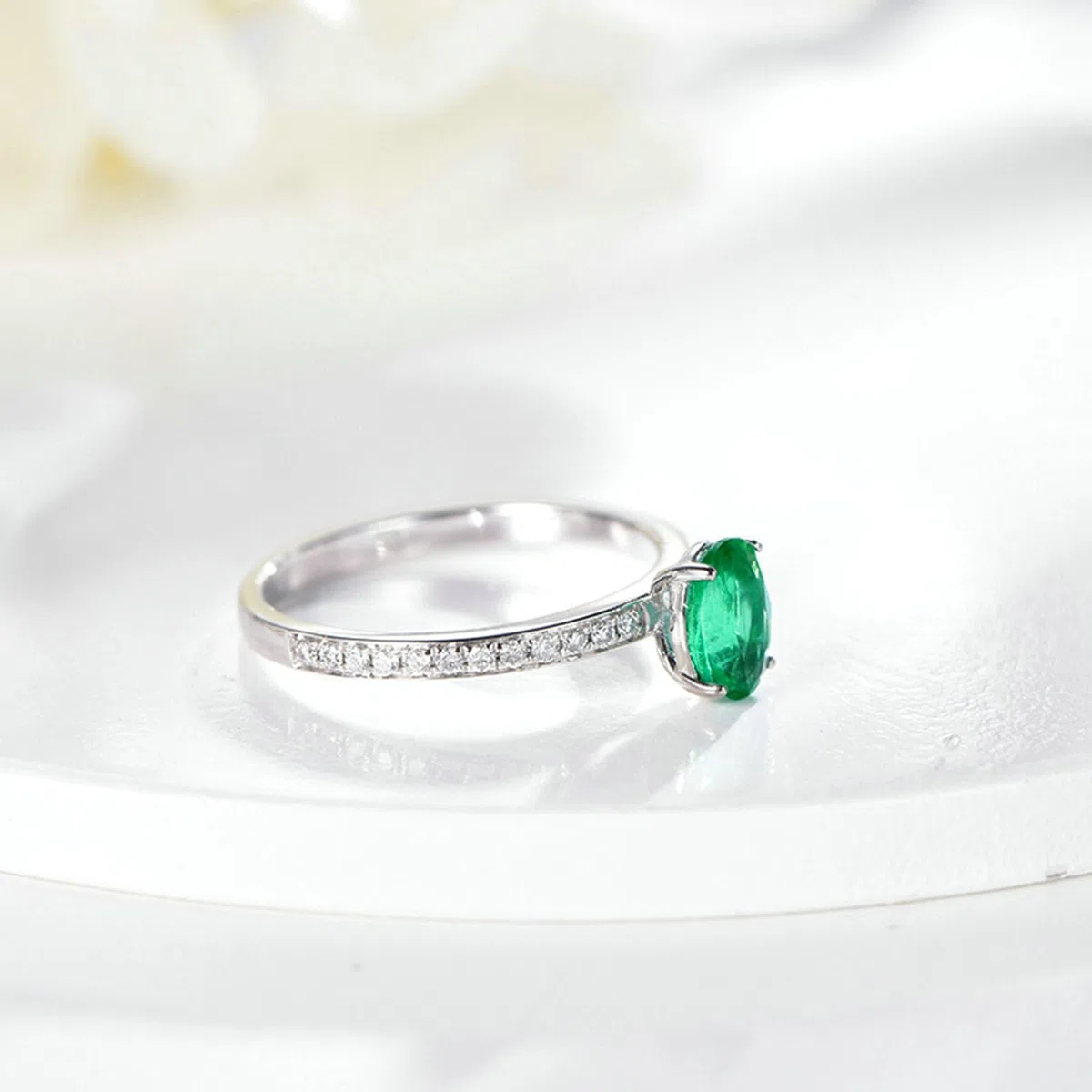Anillo de compromiso para mujer, platino, talla H 1/2-V 1/2, anillos de compromiso de boda estrechos con esmeralda ovalada de 0,7 quilates y moissanita de 0,17 quilates
