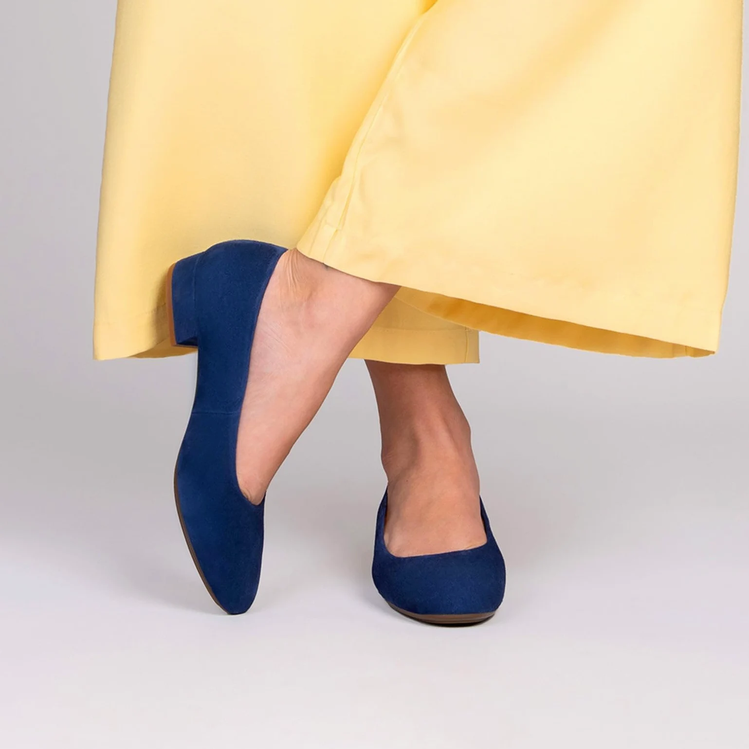 miMaO. Zapatos cómodos de tacón bajo para Mujer en Ante. Plantilla de Gel. Hecho en España