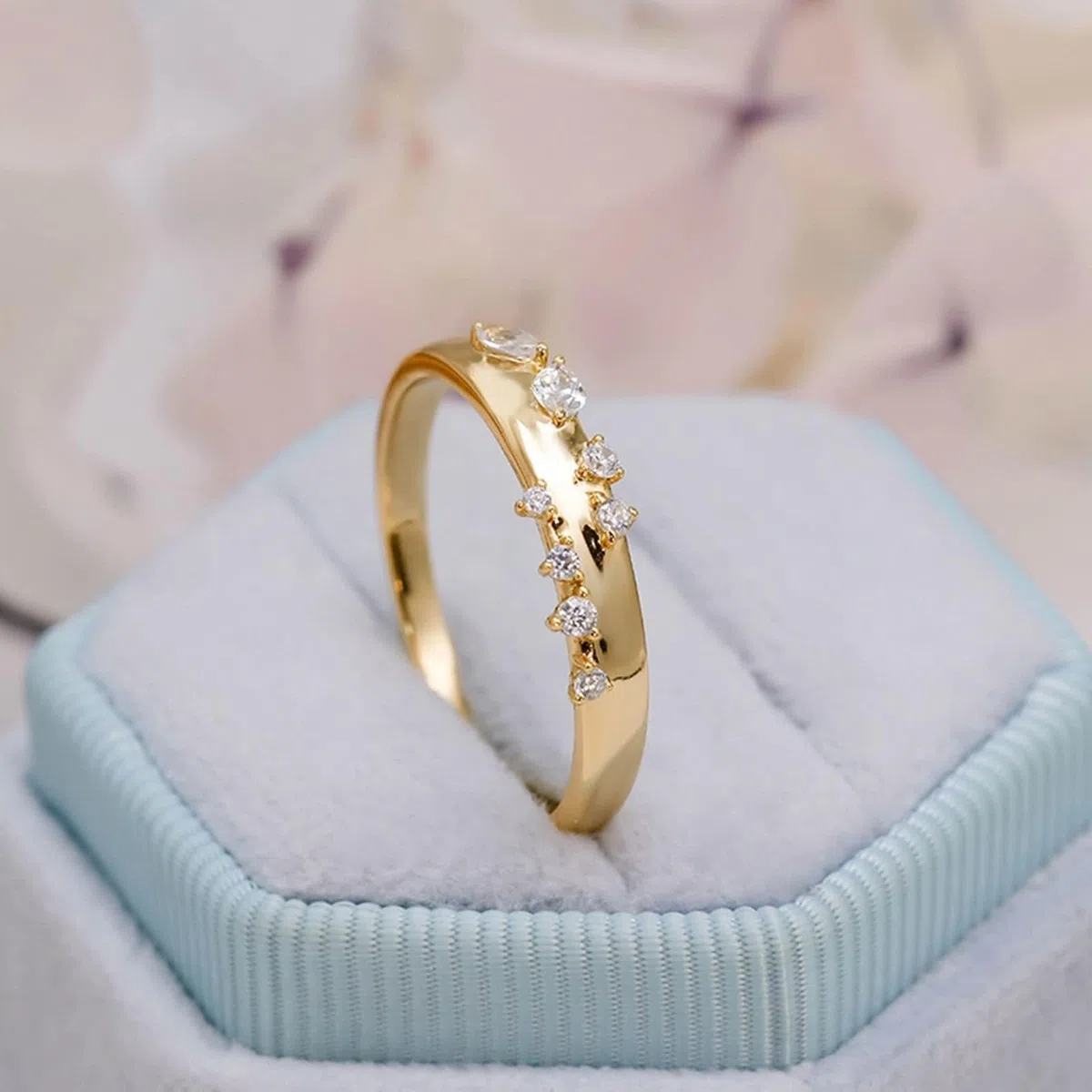Au 375/585/750 - Alianzas de oro amarillo con moissanita marquesa