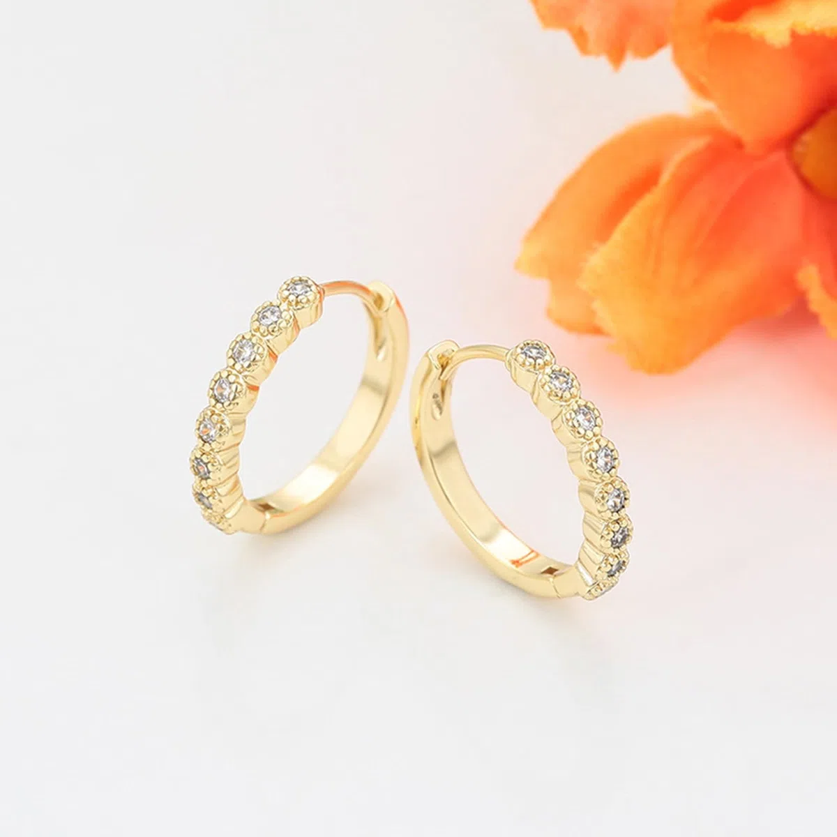 Pendientes de aro vintage de oro blanco para mujer con moissanita