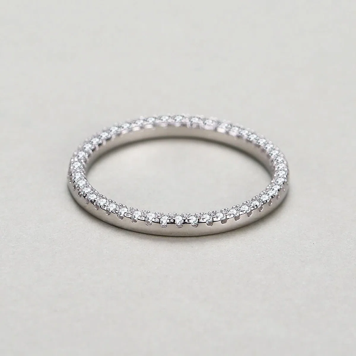 Moissanite Anillo de Oro Blanco, Alianzas Mujer Clásico Diseño de Fila Apilable con Moissanite Redondo Oro Blanco 9K