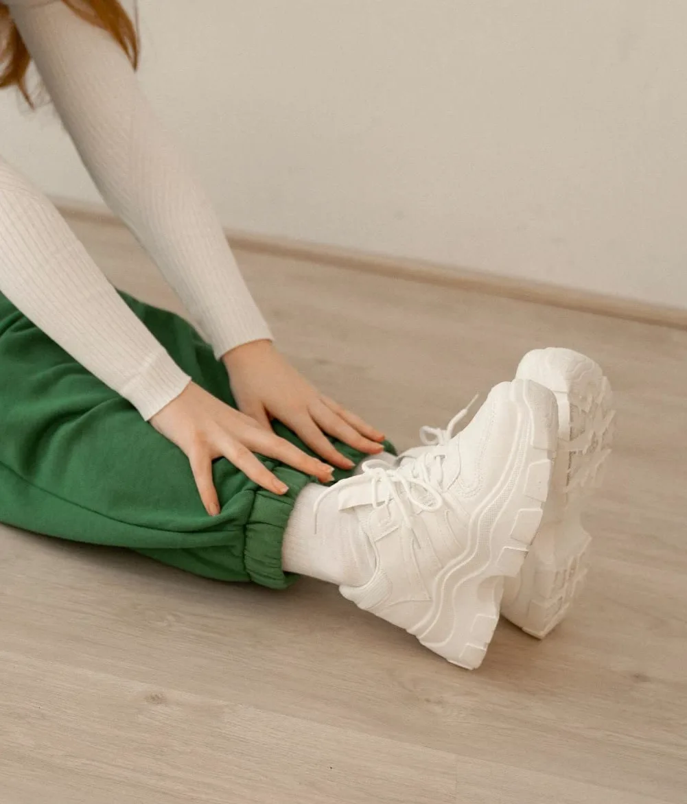 BOSANOVA Zapatillas con Total Look Blanco, Detalle de Trekking en los Cordones y Ligera Suela de Plataforma de 6,5 cm. Cierre con Cordones. Calzado para Mujer