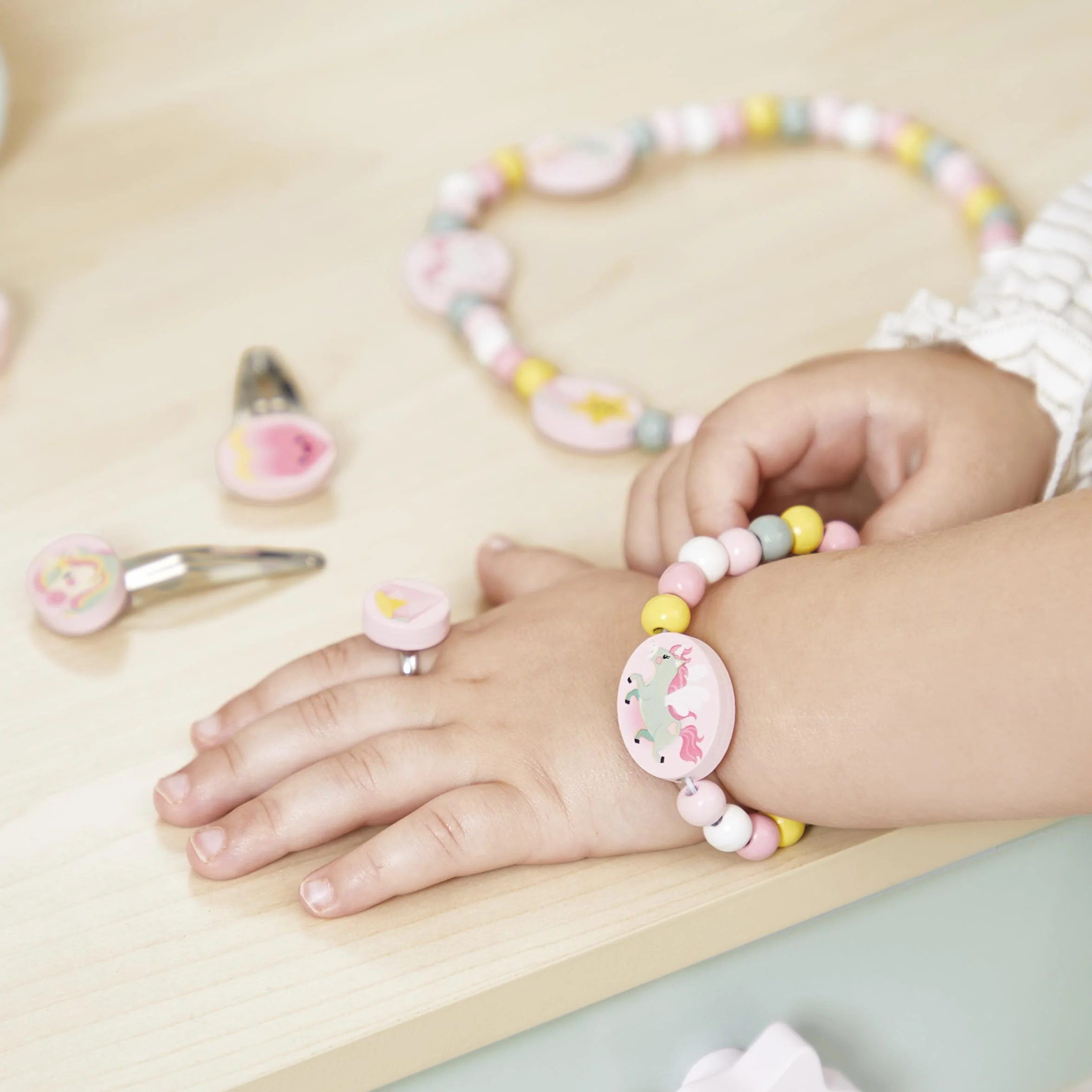 Janod Set de 5 Joyas de Madera Unicornios - Collar, Pulsera, Anillo y 2 Clips - FSC - A Partir de 3 Años