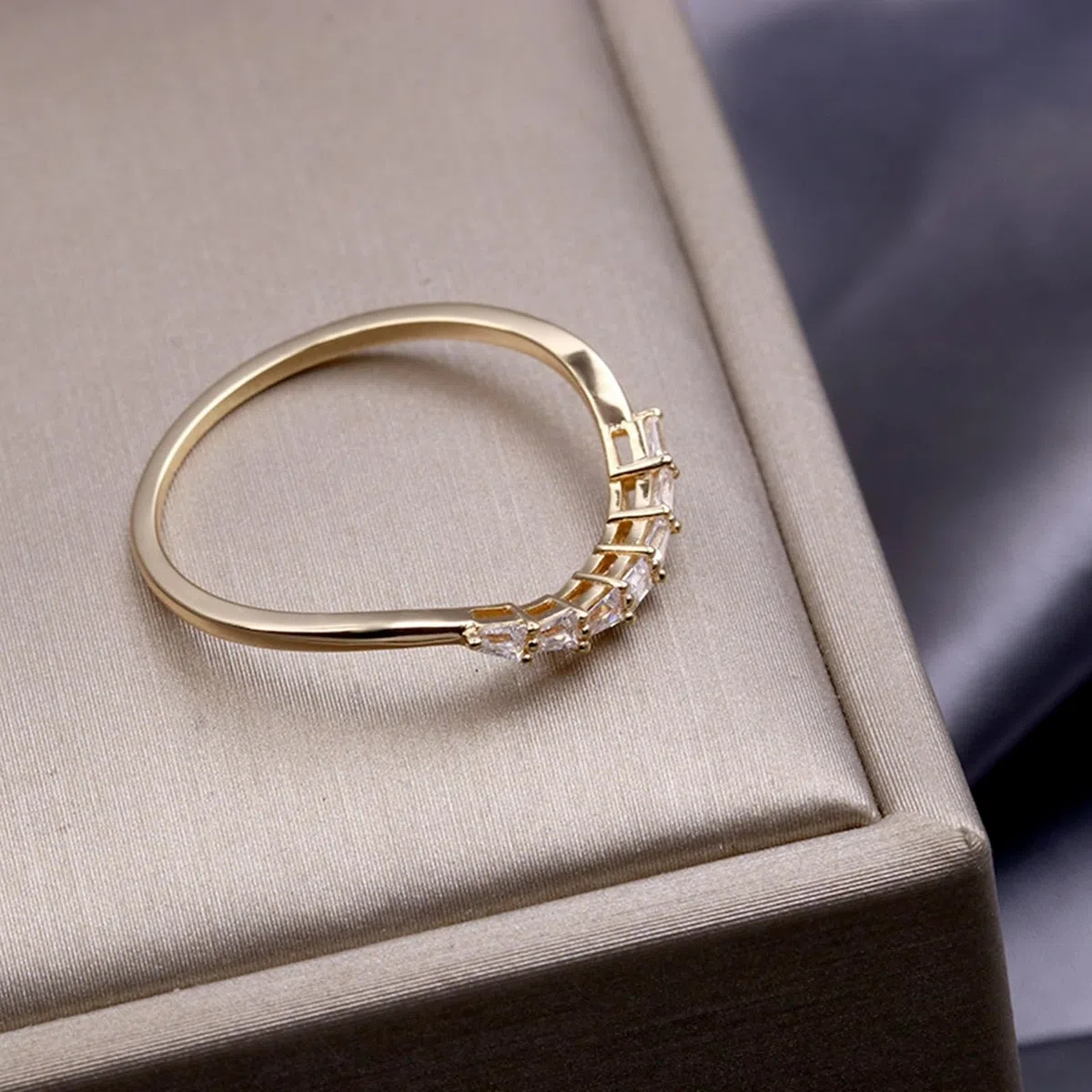 Anillo de compromiso de oro amarillo Au 375/585/750, trapezoidal, moissanita, filigrana, chic