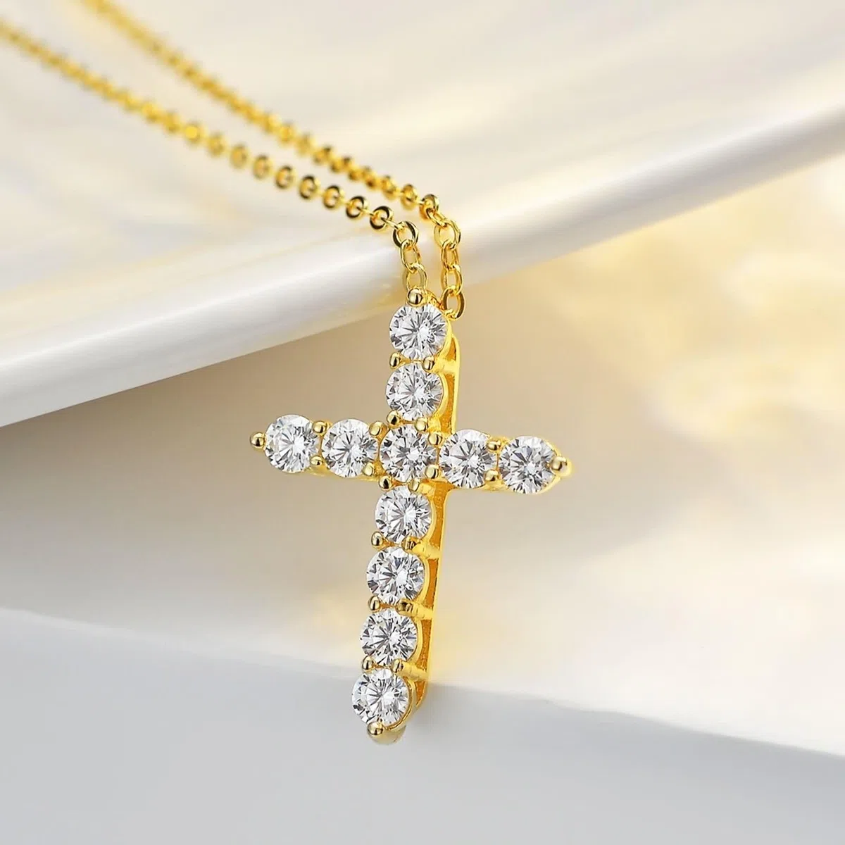 Delicado collar de oro con moissanita para mujer, collar de cruz dorada para cumpleaños