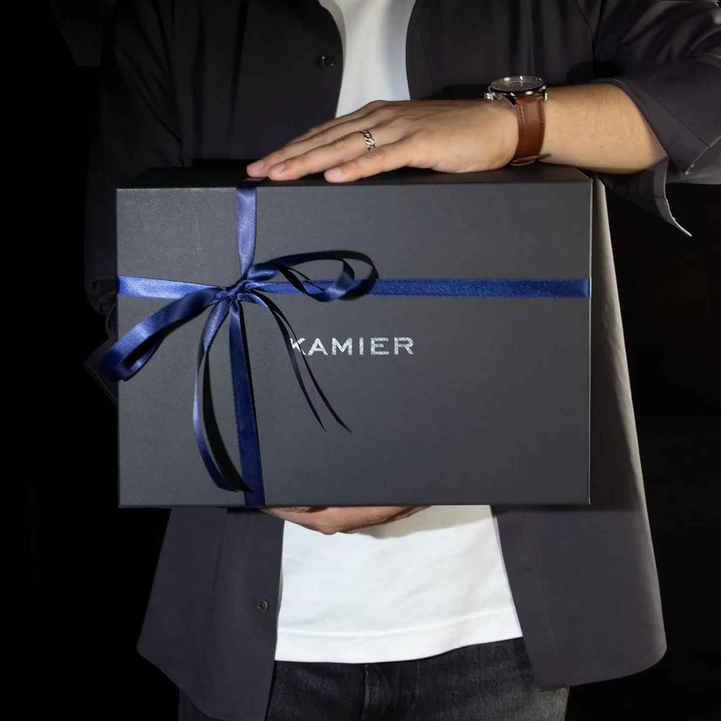 KAMIER Caja de reloj con cerradura de combinación, almacenamiento de 4 relojes y organizador de joyas, estuche de viaje para almacenamiento de anillos y relojes, funda de reloj de viaje de piel