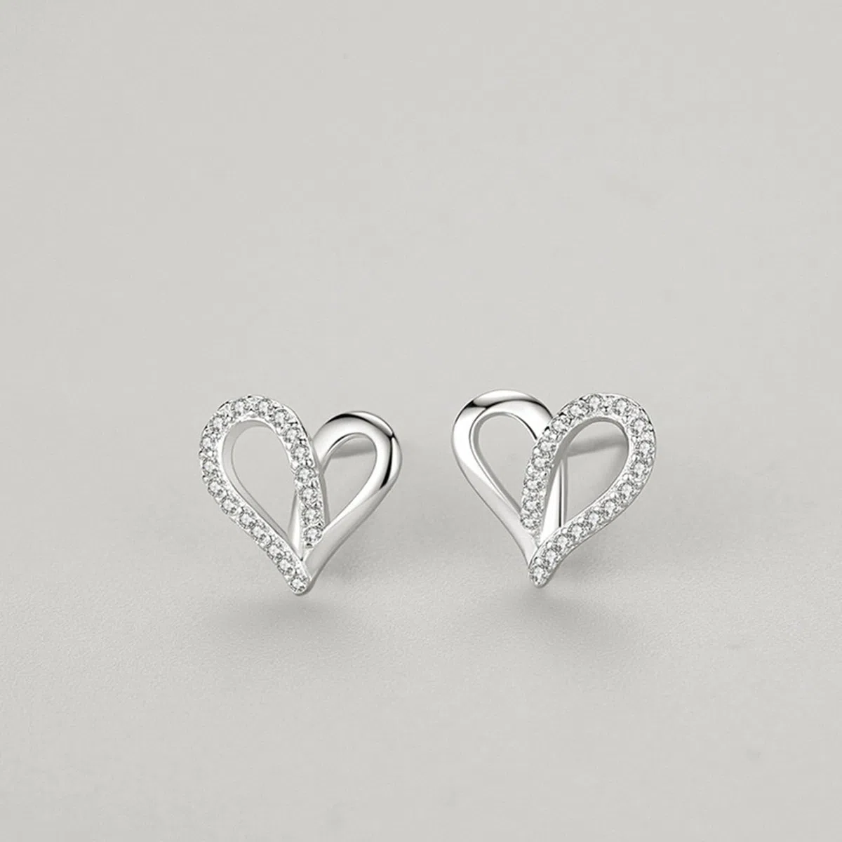 Pendientes de tuerca de oro blanco para mujer, oro blanco de 14 quilates, diseño clásico de corazón hueco con moissanita redonda, aretes de tuerca para cartílago de hélice para mujer, madre