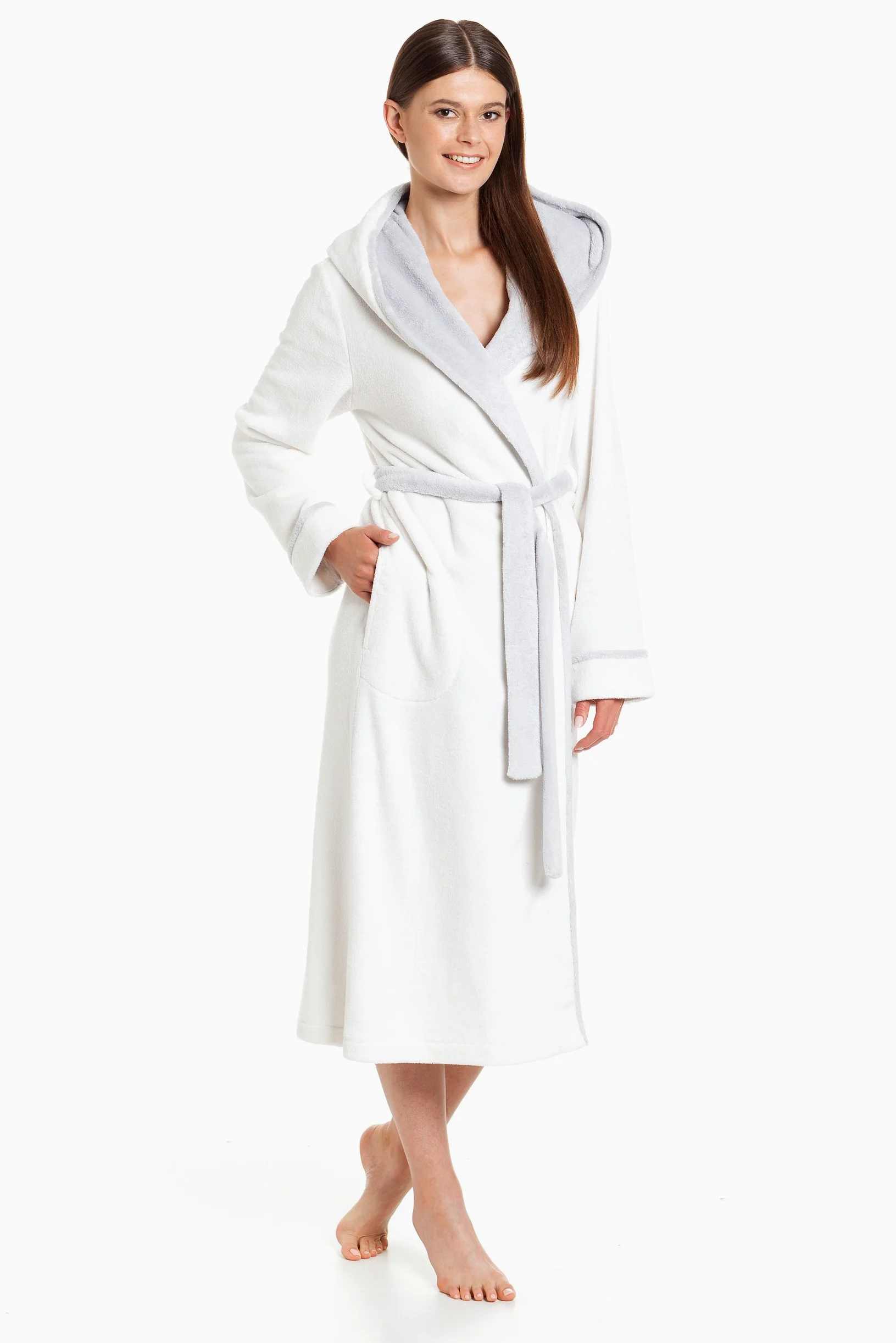 Revise Elegante albornoz con capucha para mujer RE-611 / Cálido y cómodo /