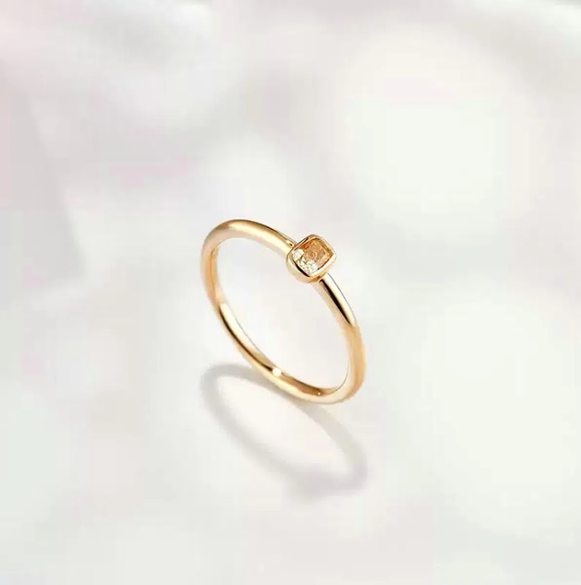 Anillo de compromiso para mujer con diamante cuadrado de oro amarillo de 0,14 quilates