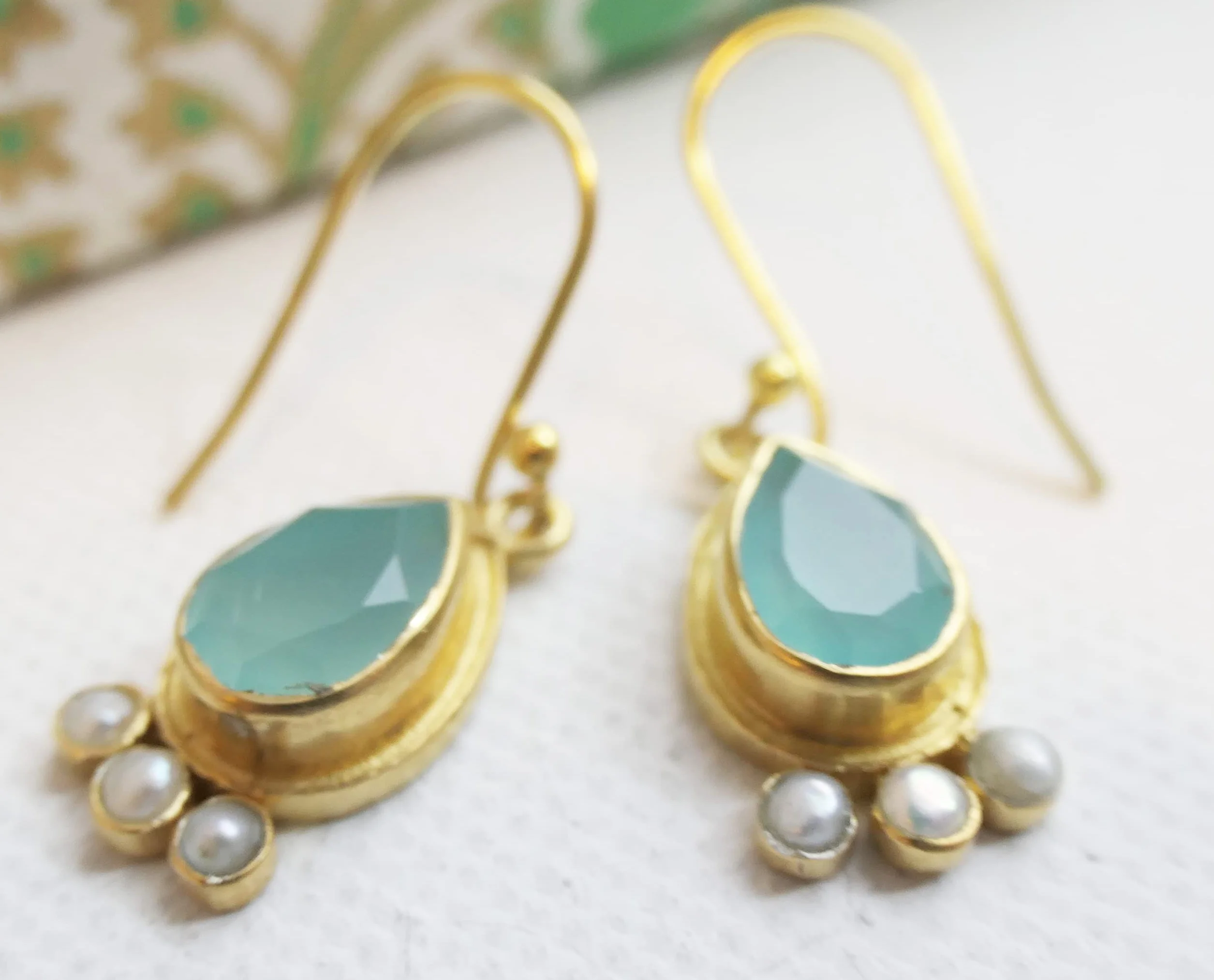 Pendientes de Plata de Ley 925 con Baño de Oro de Calcedonia Aqua y Perla de Agua Dulce
