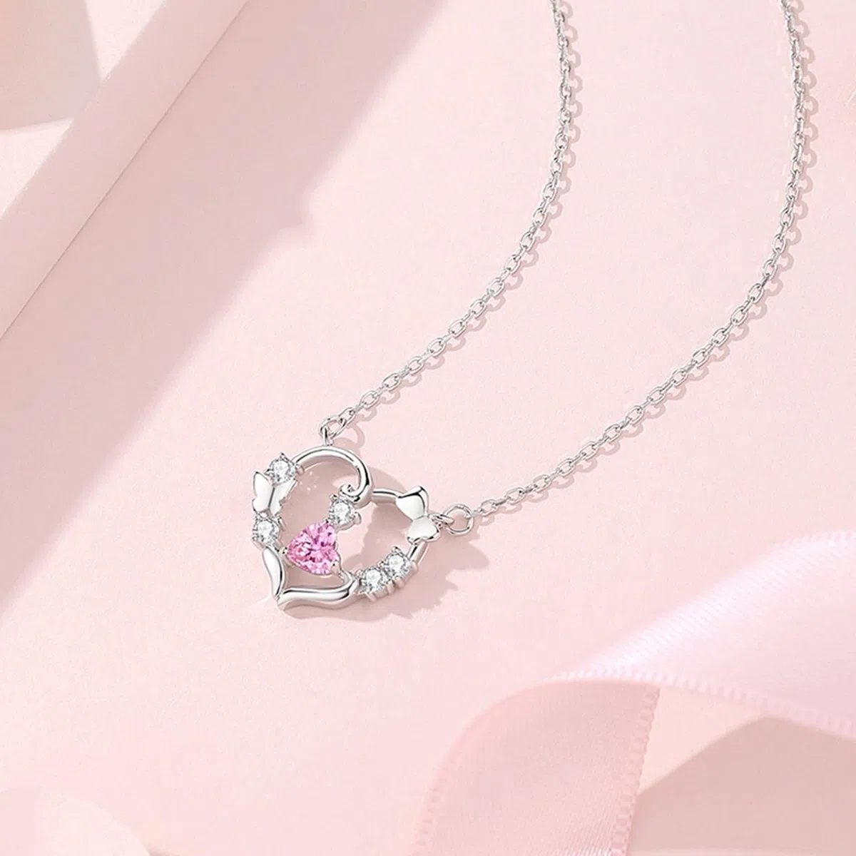 Collares de mariposa para mujer con corona de mariposa de corazón de zafiro creado y moissanita, collar con colgante de corazón para el día de San Valentín