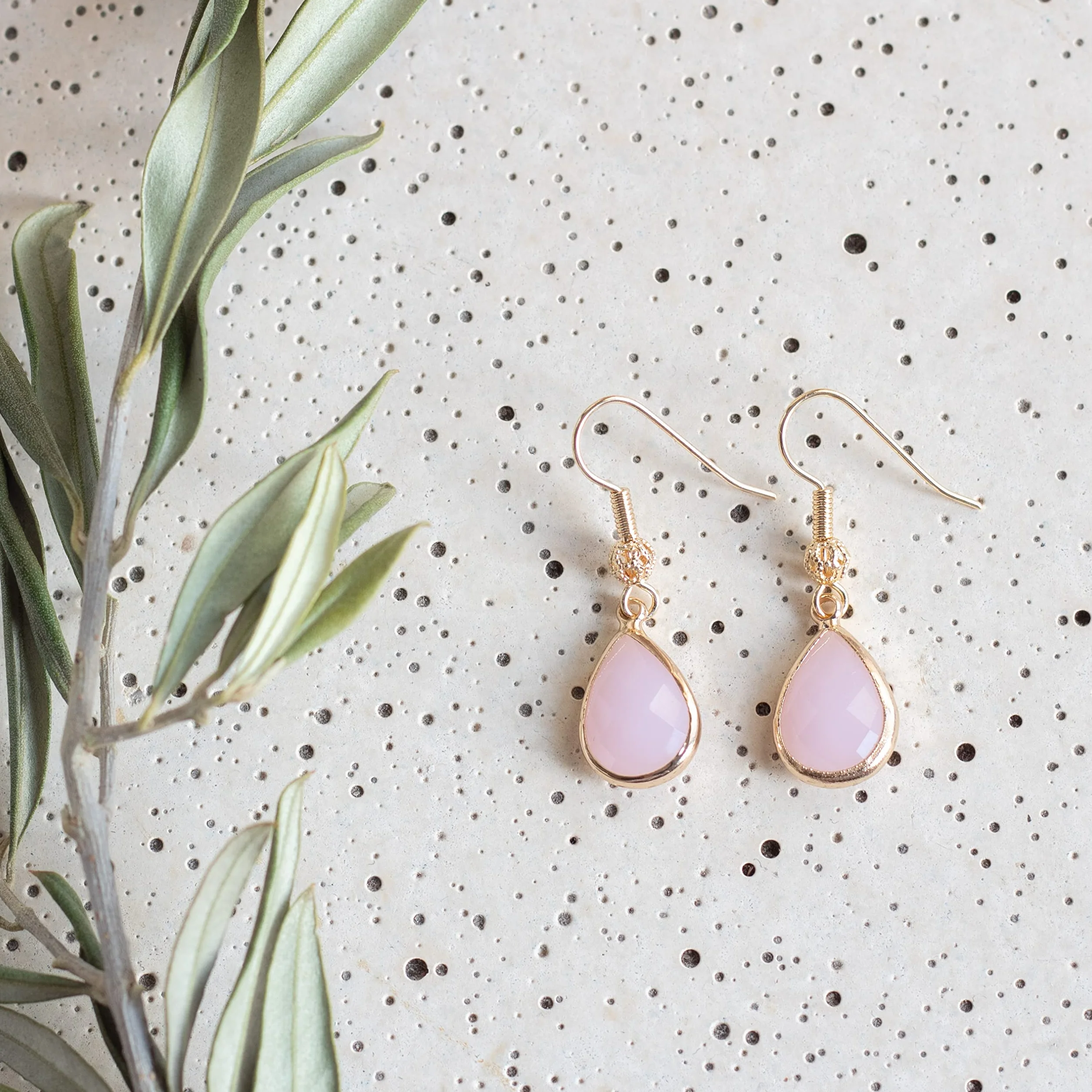 ZARZAMORA Pendientes Mujer Gota de Agua Cristal Transparente Forma de Lágrima Ribetes Dorados Acero Inoxidable Chapado en Oro 14k