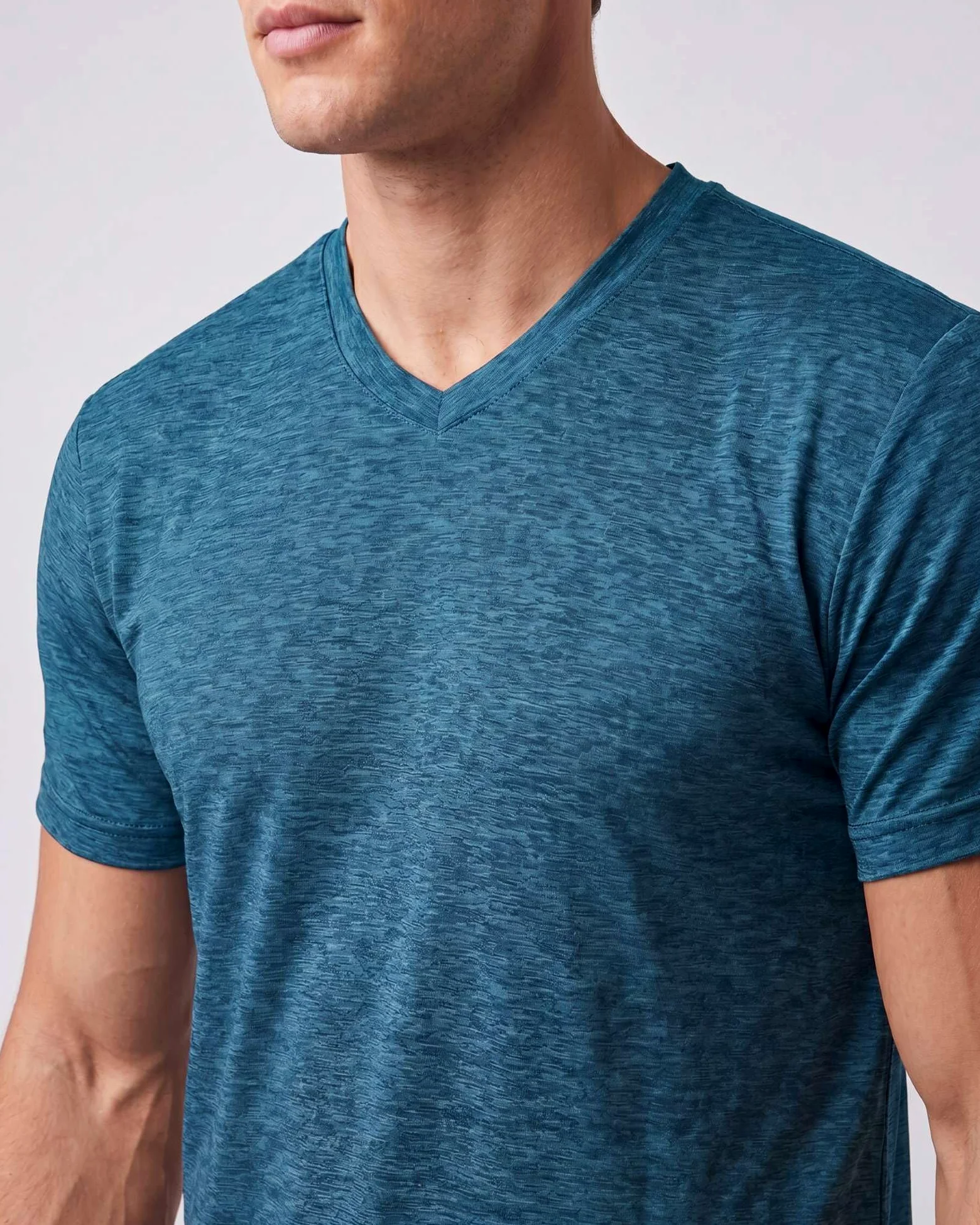Real Essentials Paquete de 5: camiseta deportiva deportiva para hombre, con cuello en V, ajuste seco, absorbe la humedad