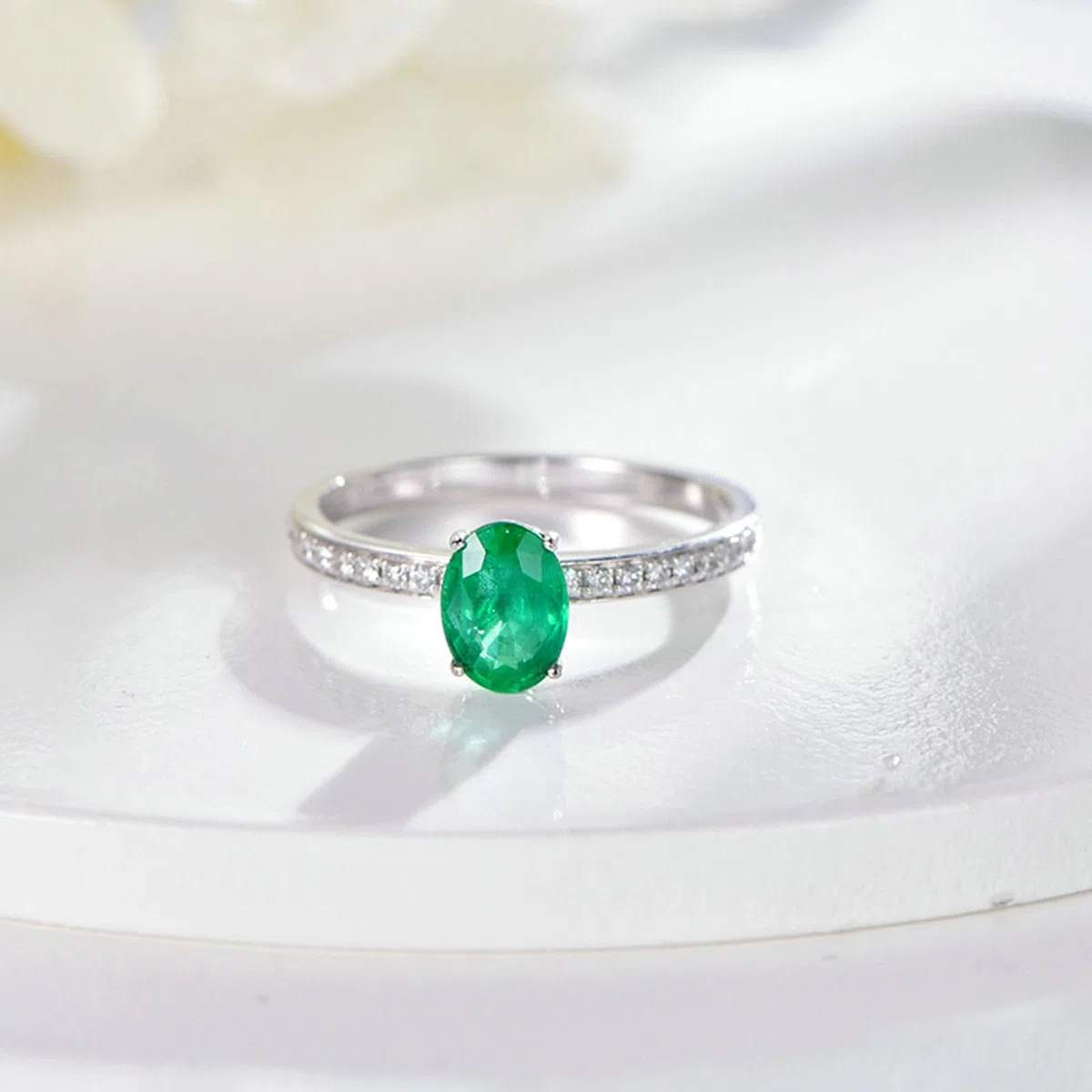 Anillo de compromiso para mujer, platino, talla H 1/2-V 1/2, anillos de compromiso de boda estrechos con esmeralda ovalada de 0,7 quilates y moissanita de 0,17 quilates