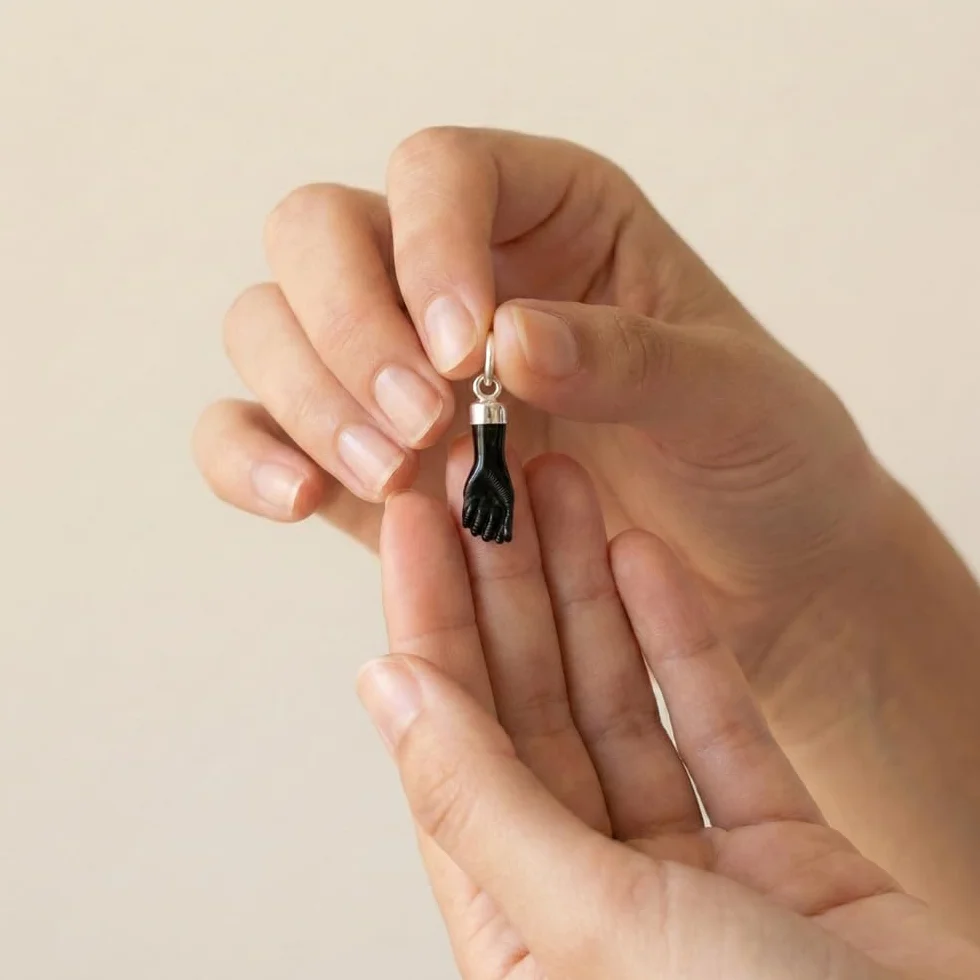 Passo Colgante mano negra en plata 925 - Amuleto mal de ojo en un colgantito puño color azabache - El colgante higa o figa se envía en una caja de regalo