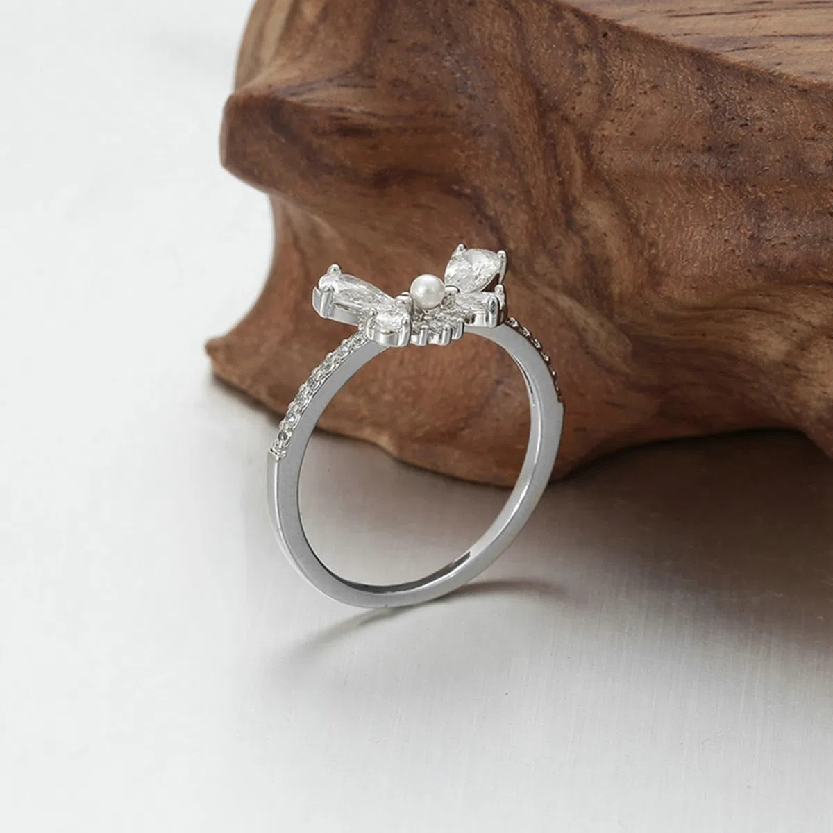 Anillo de compromiso de oro blanco de 18 quilates con gota de moissanita y forma de mariposa