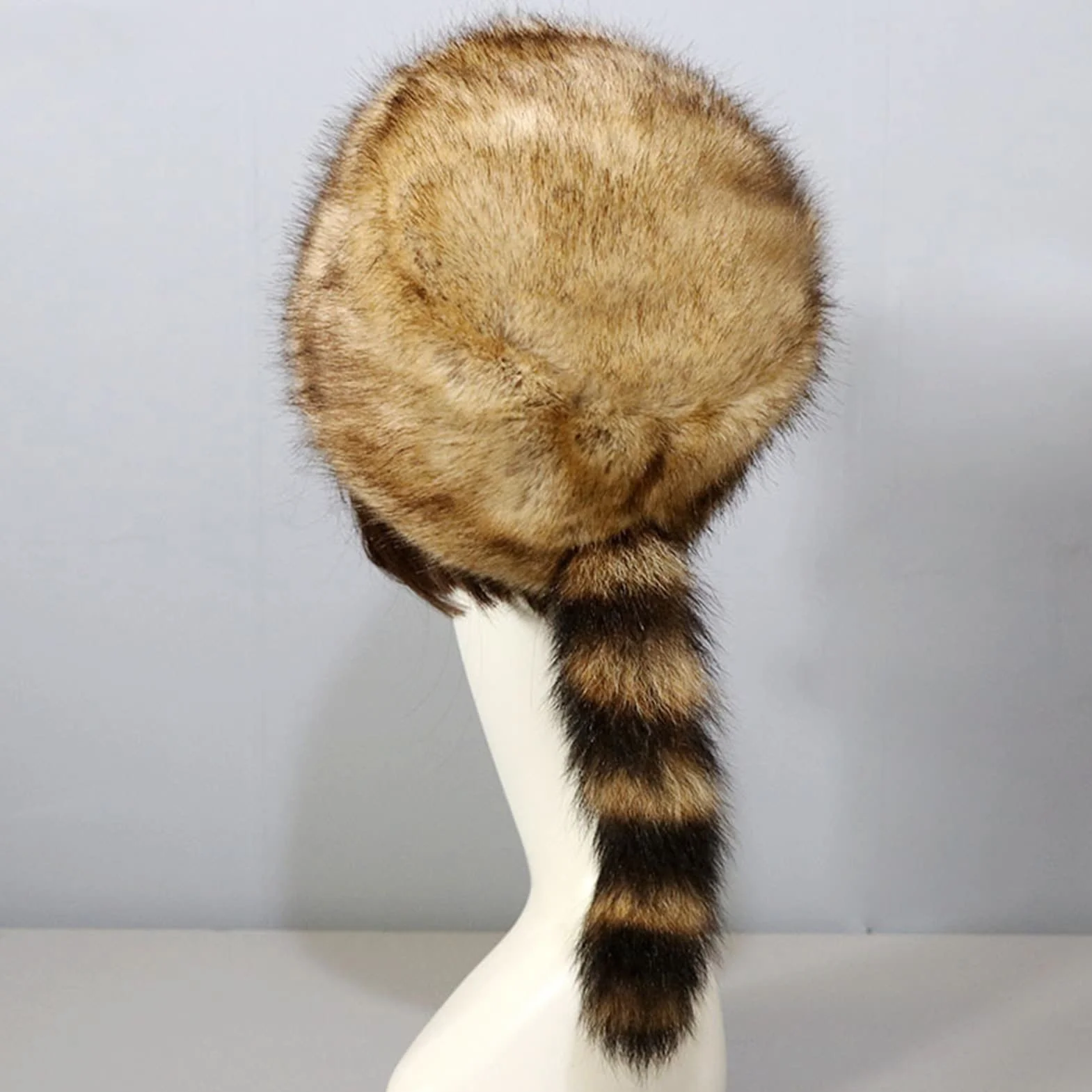 Altsuceser Gorra de piel sintética con cola de mapache y parte superior plana, sombrero de cola de mapache para invierno