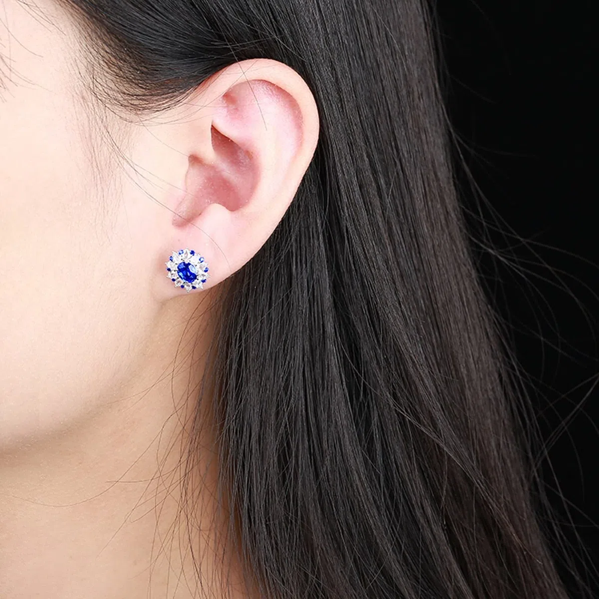 KnSam Pendientes de oro blanco 750 de 18 quilates para mujer, joyas de oro auténtico, pendientes de zafiro creados en laboratorio de 1,35 quilates con flores azules Au750, pendientes de oro blanco con