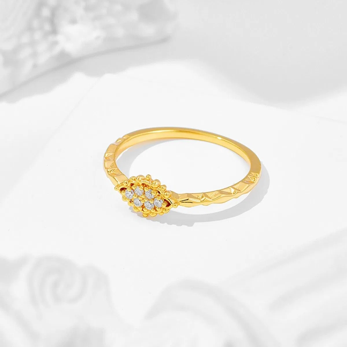 Anillo solitario Au 375/585/750 de oro amarillo con moissanita y flores