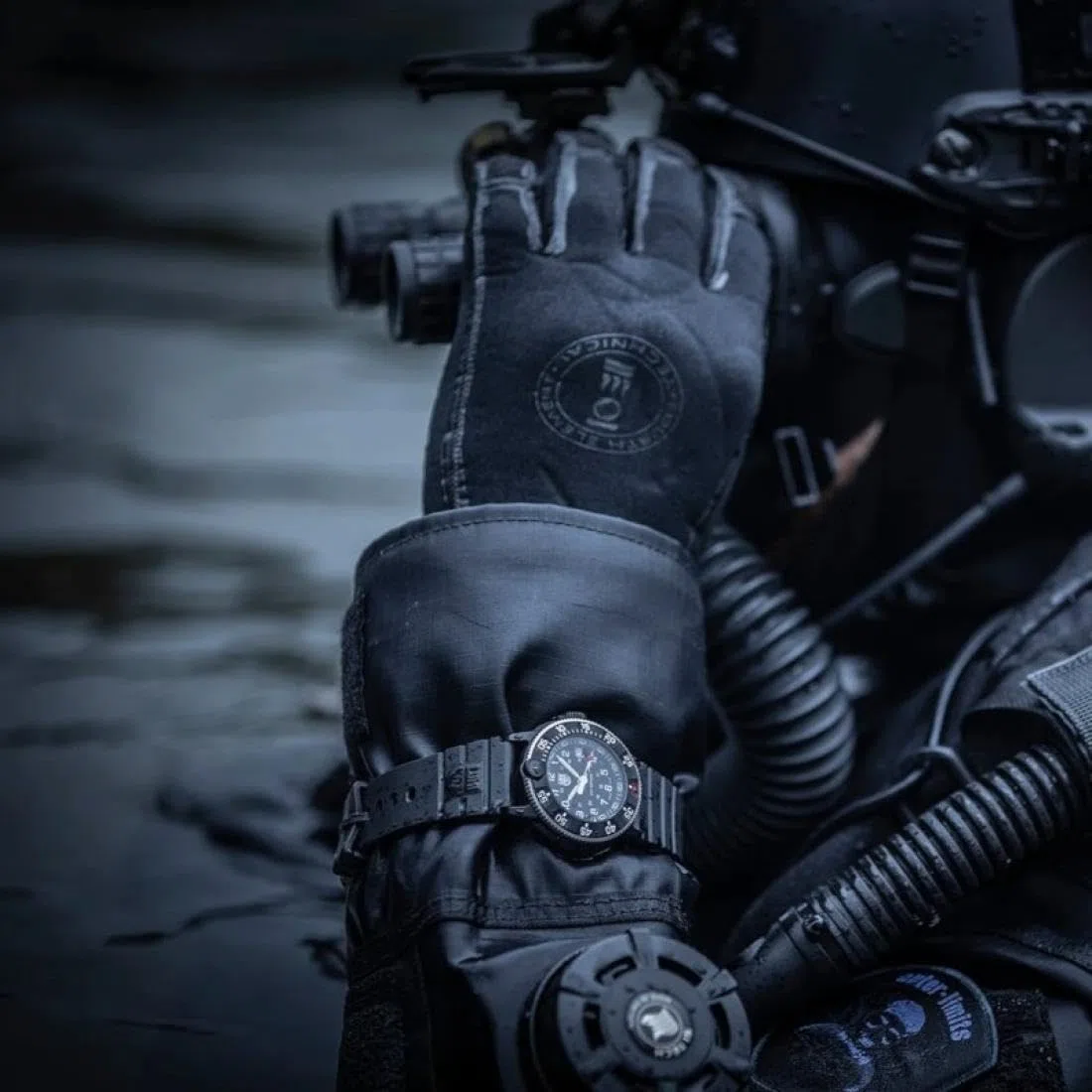 Luminox Reloj de Pulsera Heritage Navy Seal, Cristal de Zafiro, Movimiento de Cuarzo ETA, Carcasa CARBONOX, Resistente al Agua hasta 200 m, 30 Aniversario, Resistente y Elegante