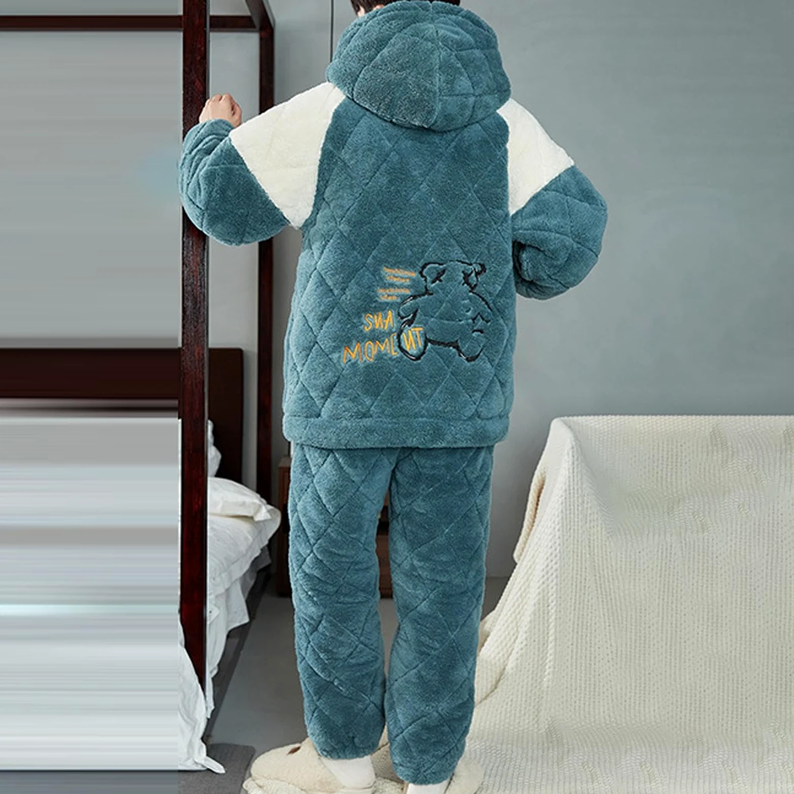 Pijama de invierno para hombre de tres piezas con forro polar de coral, ropa de salón, acogedora ropa de casa, diseño de dibujos animados