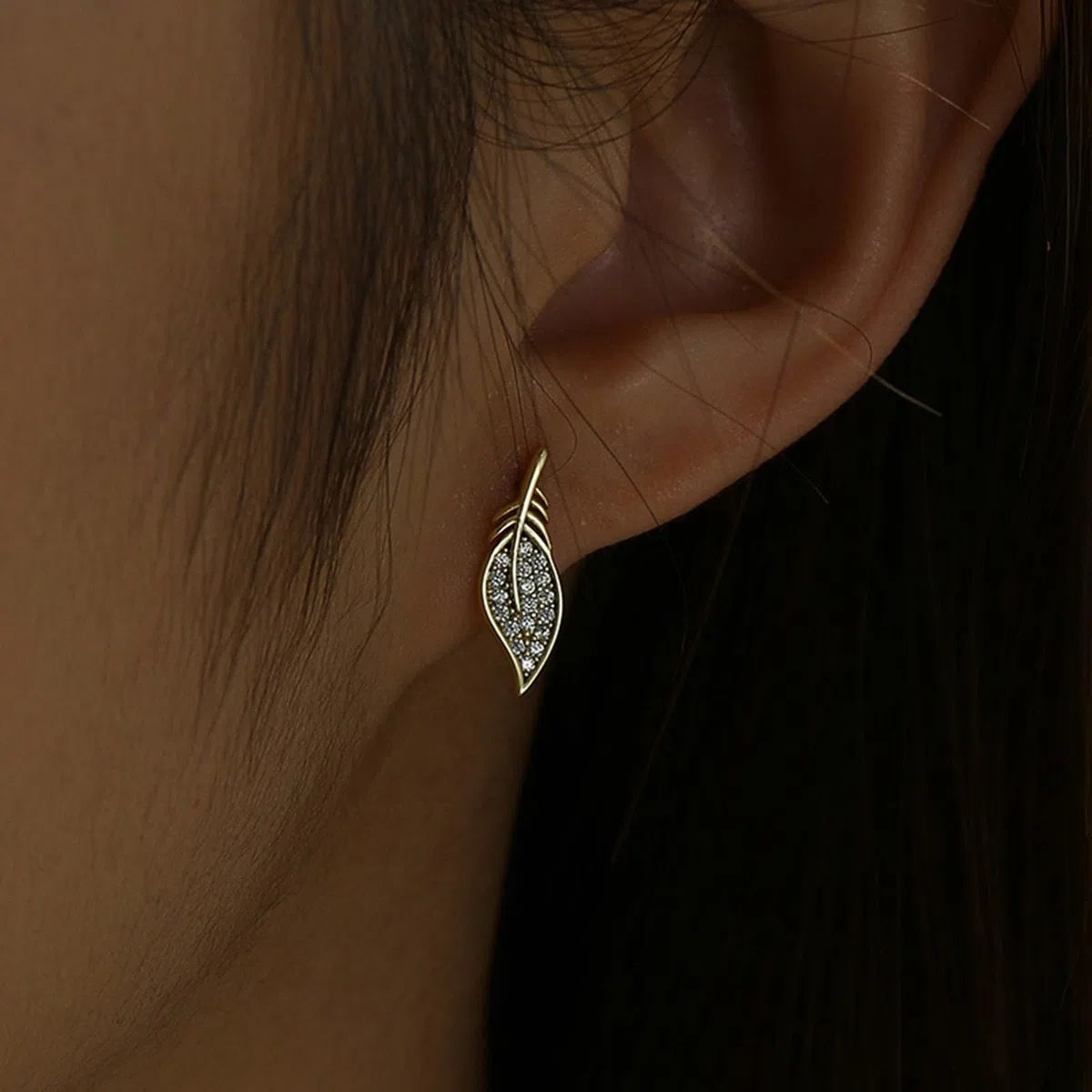 Pendientes con forma de hoja con moissanita