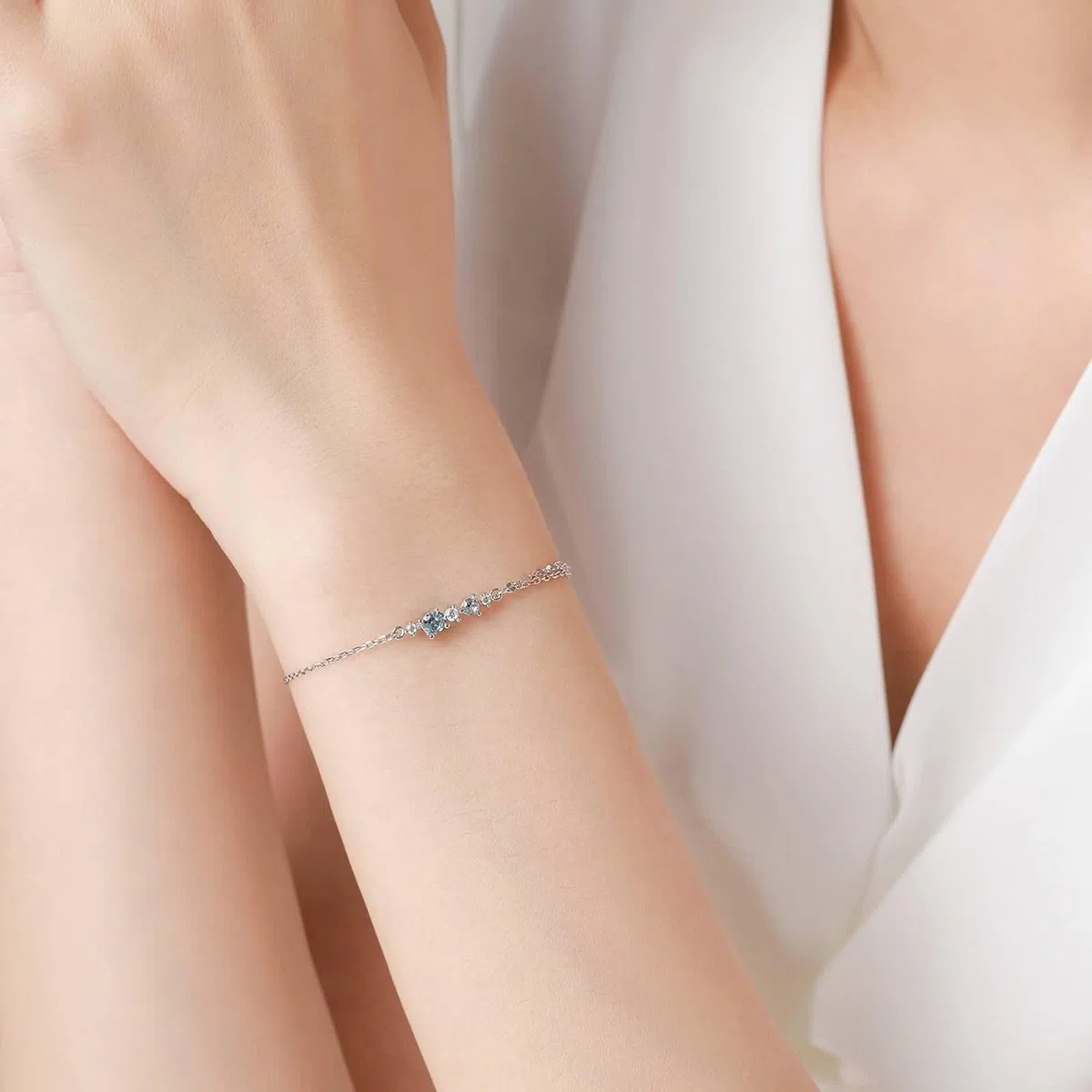 Pulsera simple de piedra azul de topacio para mujer con topacio y moissanita de 0,35 quilates, pulsera de piedra natal para ella, oro blanco de 9 K/14 K/18 quilates/PT950