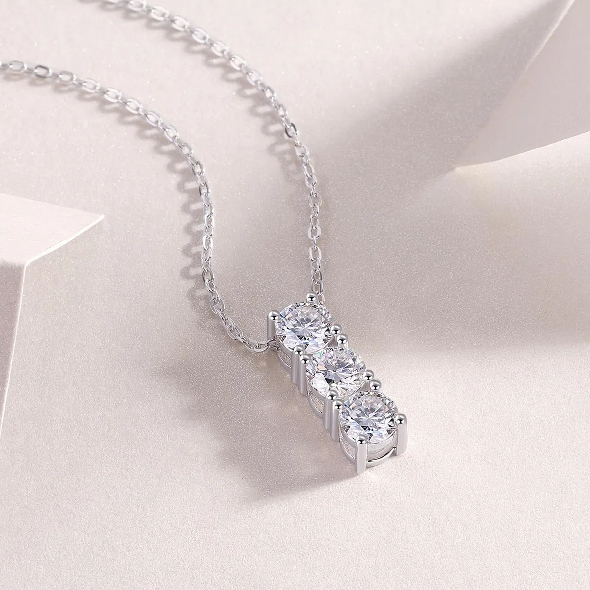 Collares de oro blanco para mujer con moissanita, oro blanco/platino, collar ajustable para mujer, tres piedras simples