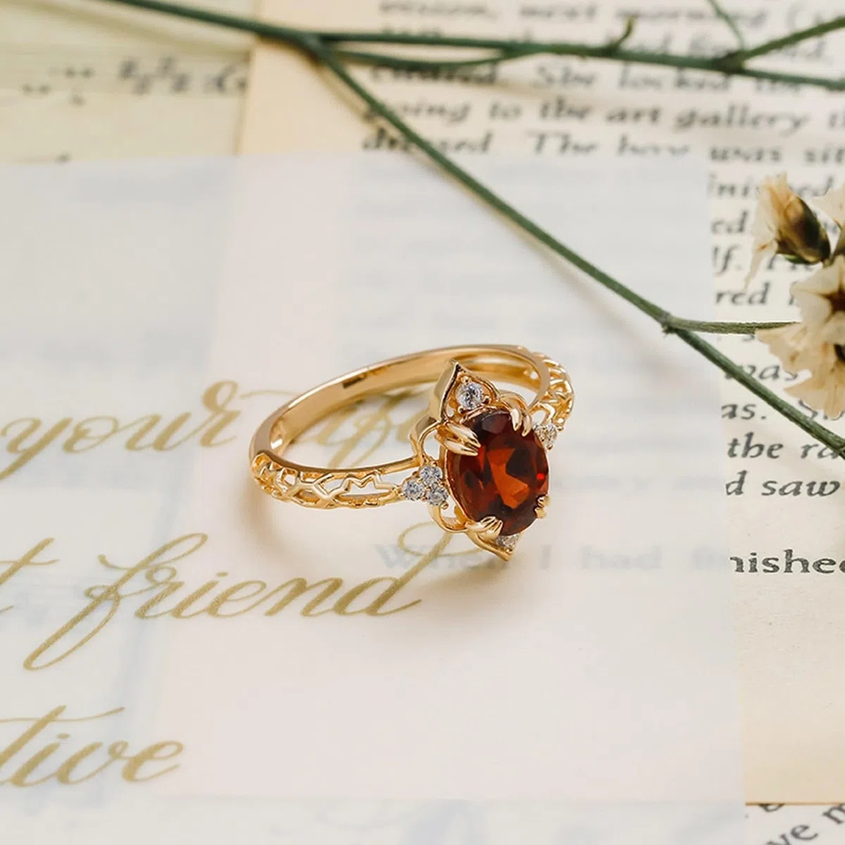 Anillo de boda dorado Au 375/585/750 con granate ovalado, forma vintage de filigrana