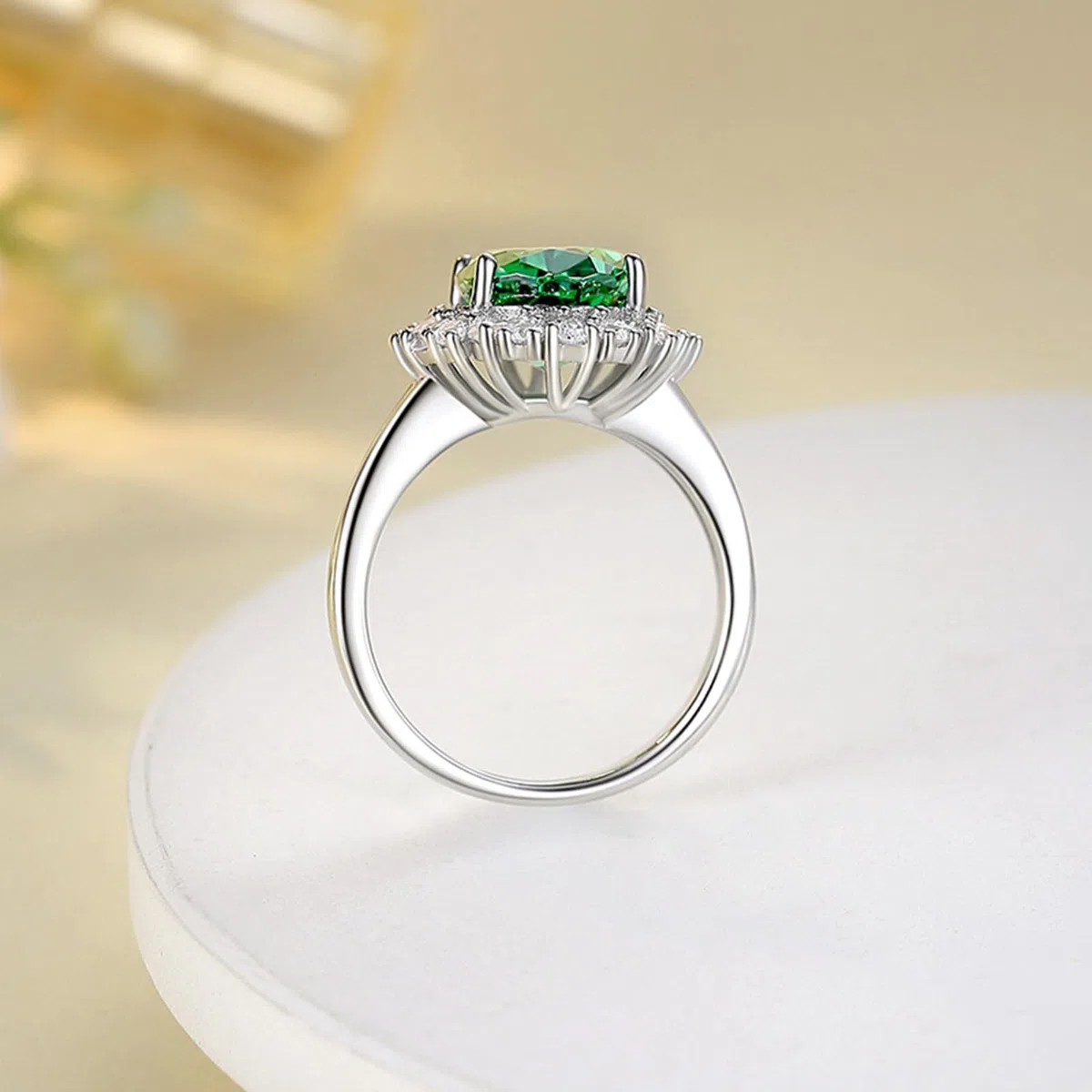 Anillo de oro blanco de zafiro creado, anillo de boda, elegante anillo de compromiso Halo con zafiro creado 5 ct