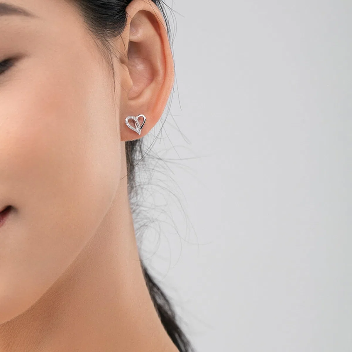 Pendientes de tuerca de oro blanco para mujer, oro blanco de 14 quilates, diseño clásico de corazón hueco con moissanita redonda, aretes de tuerca para cartílago de hélice para mujer, madre